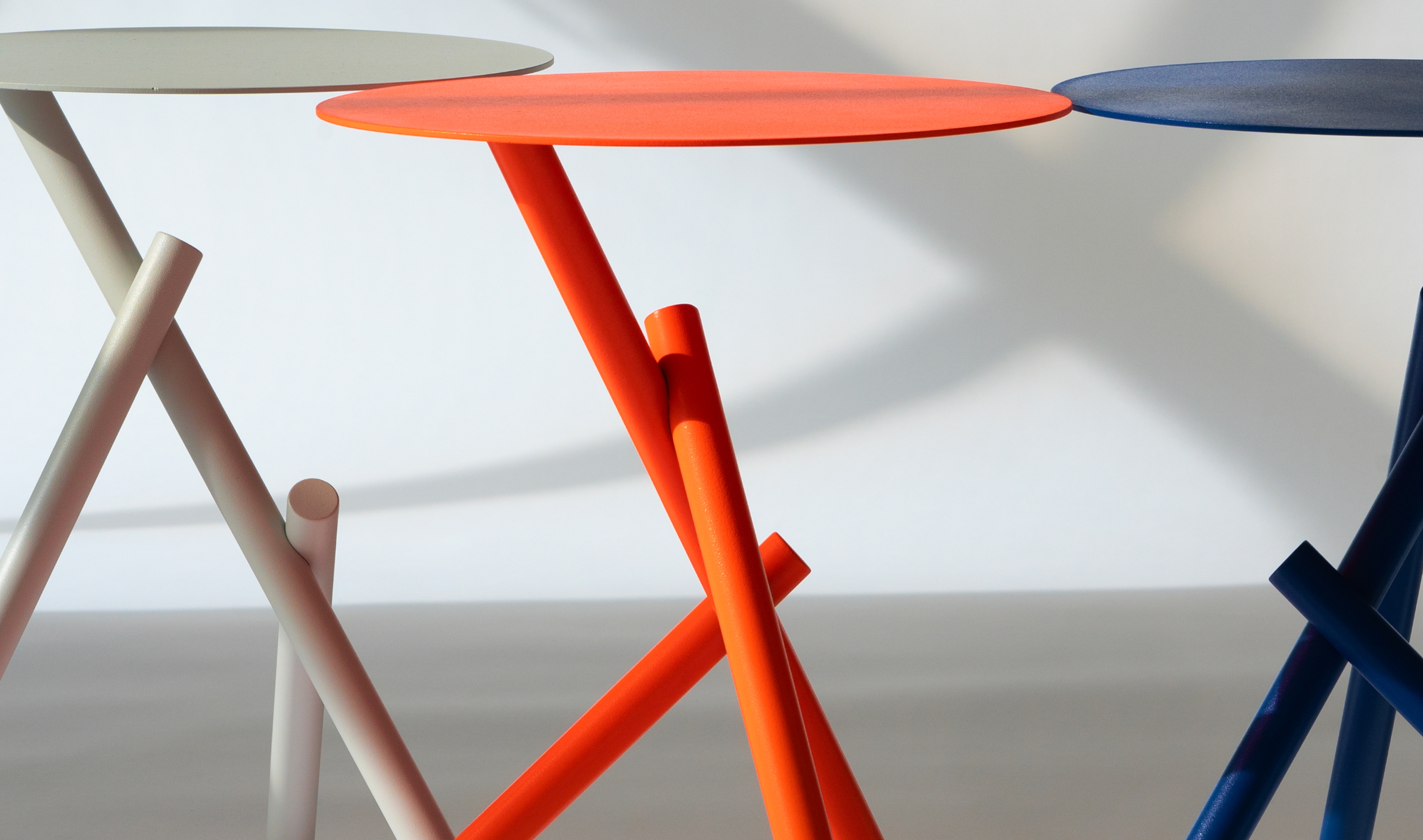 Sticks table in white, orange and blue