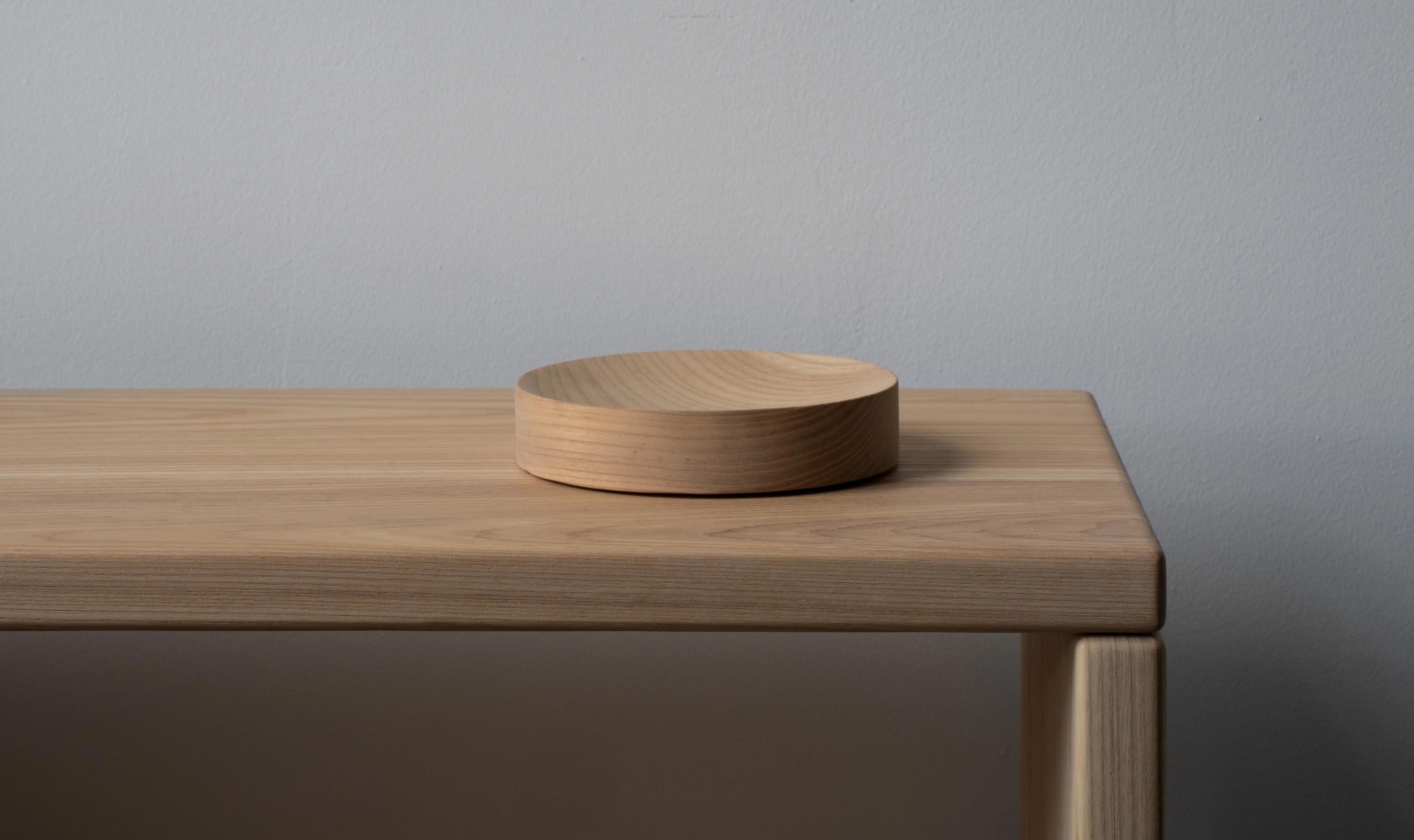 Block shelf with wood tray