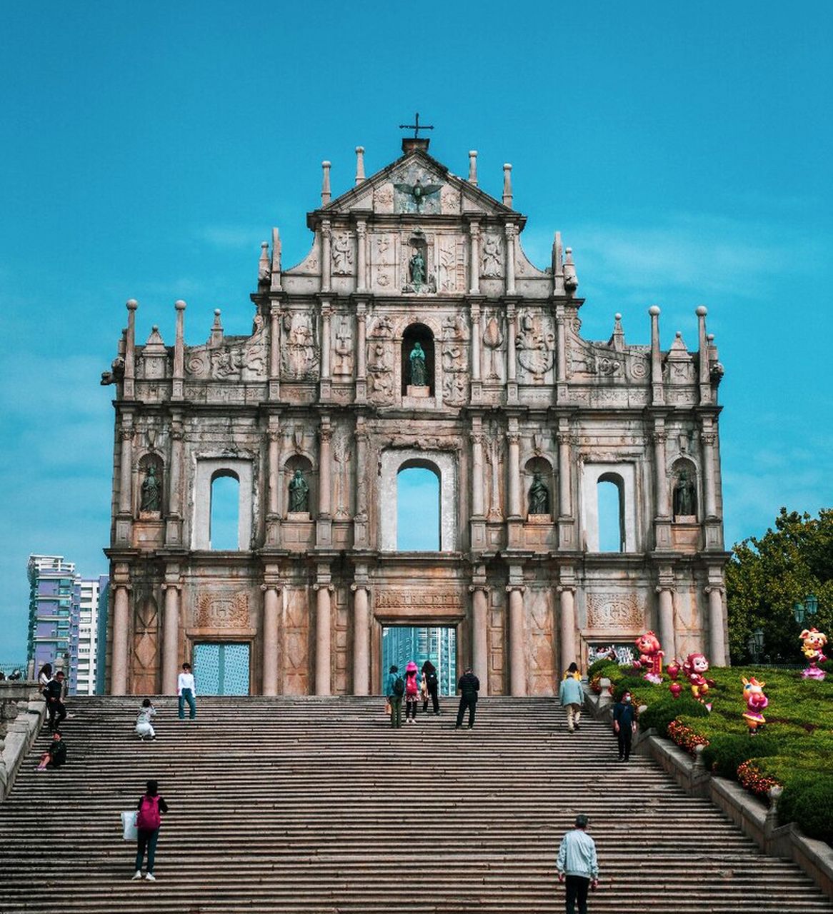Walk through iconic colonial ruins. 