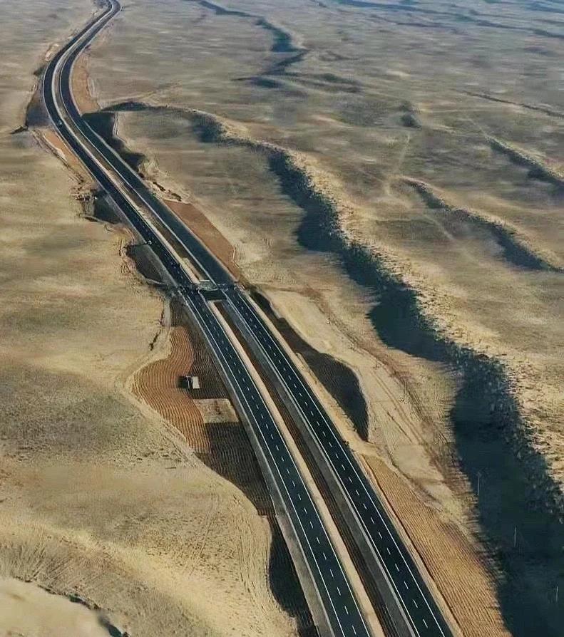 Enter the remote Haidaido uninhabited area and drive through Xinjiang’s first desert expressway, the S21. 
