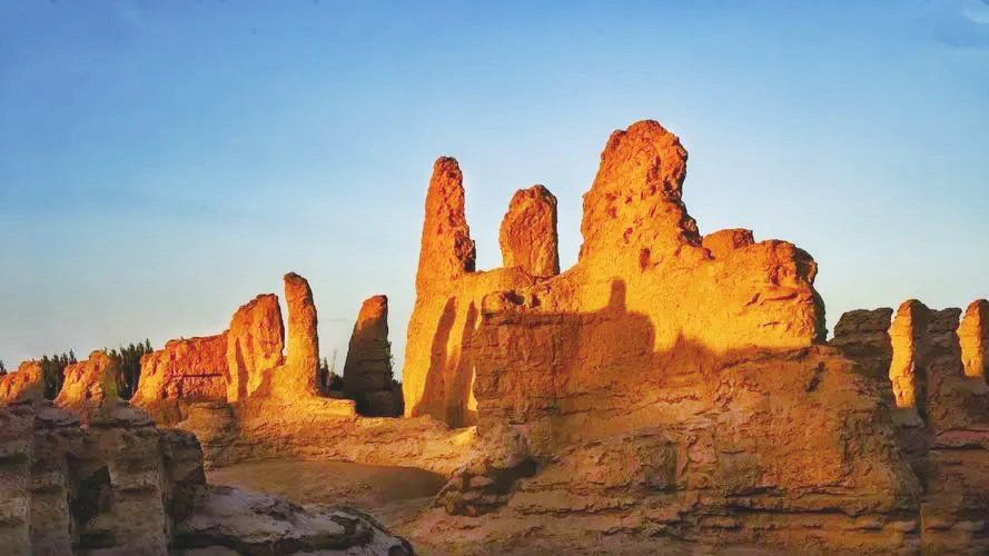 Enjoy Hami’s Man-Han Full Banquet and explore royal tombs, then visit Turpan’s Jiaohe Ancient City, Karez wells, and an authentic Uyghur family. 