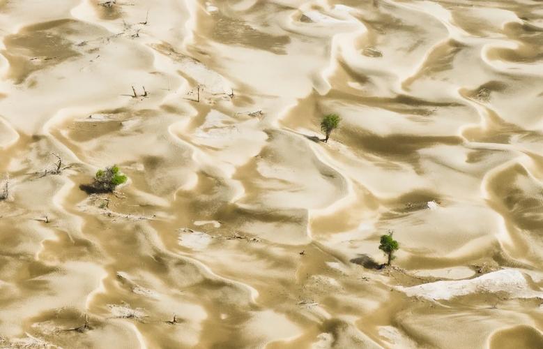 Travel the world’s only desert highway across the Taklamakan, the world’s second largest desert. 