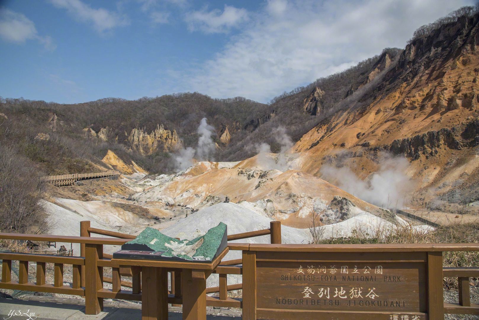  Witness volcanic steam at Hell Valley and relax at one of Japan’s most famous onsen towns.