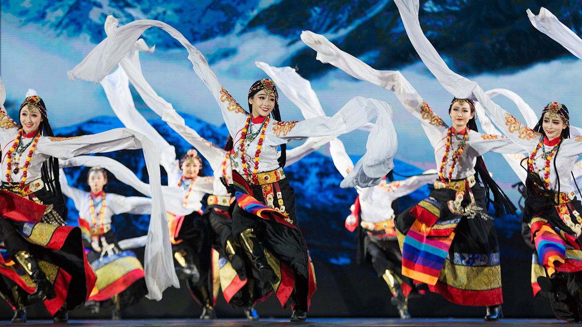 Nomadic rituals: horse-welcome wine,Mongol dance, palace feast, campfire,grassland tea, horse ride