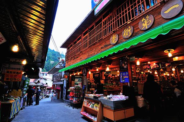Stroll along Fenqihu Old Street and taste railway bento.