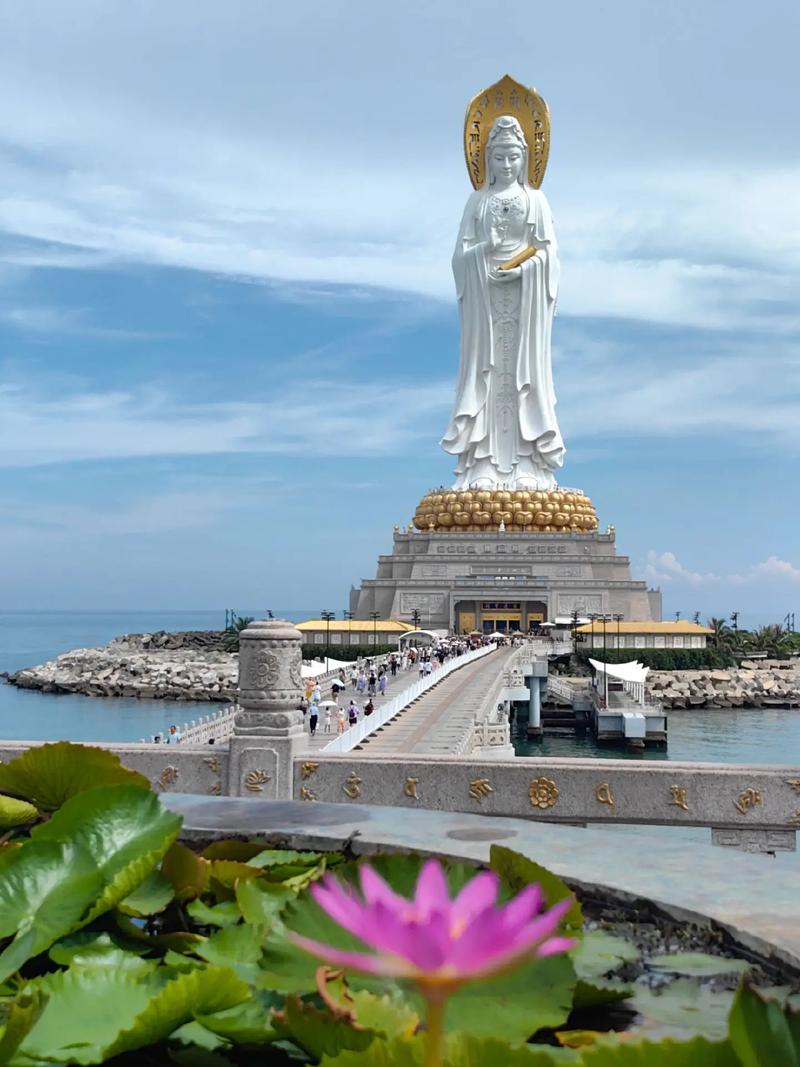 Admire the majestic 108-meter Nanshan Guanyin.