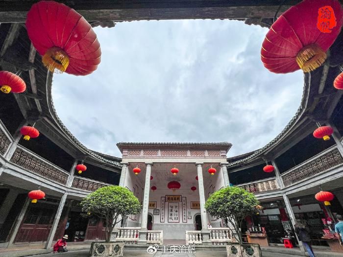 Marvel at the circular Hakka Earth Buildings known as the "Hakka Dragon Houses". 