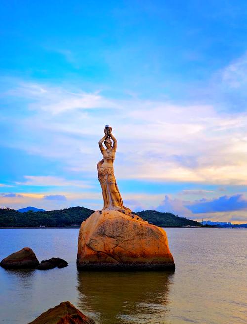 Capture iconic seascapes with the Fisherwoman statue and Lovers’ Road. 