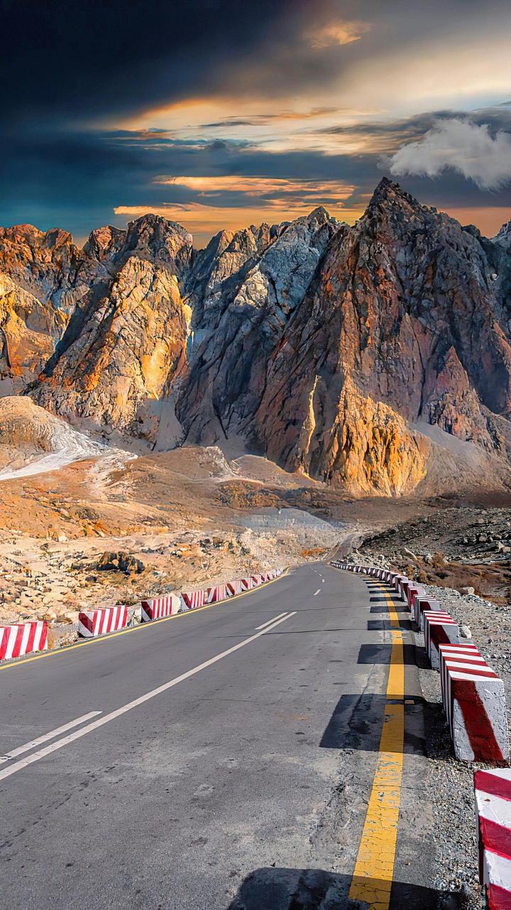 Drive along the China-Pakistan Friendship Highway and explore the highland beauty of the Karakoram Route. 