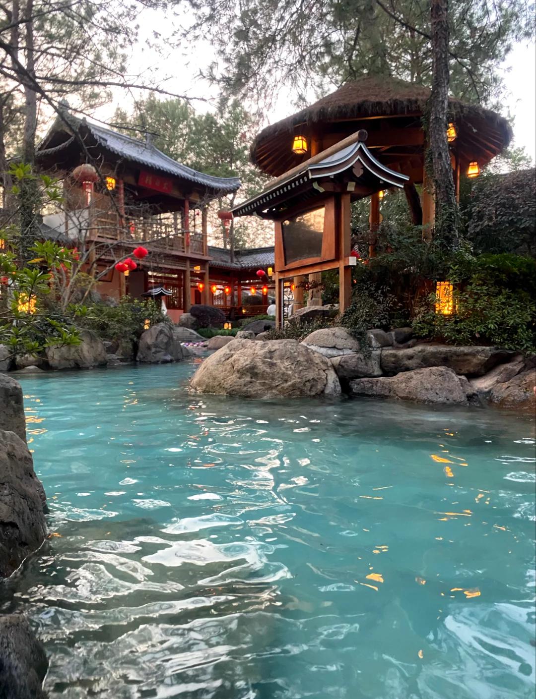 Relax at Huaqing Pool, once a royal bathhouse and the backdrop of Emperor Xuanzong and Yang Guifei’s love story. 