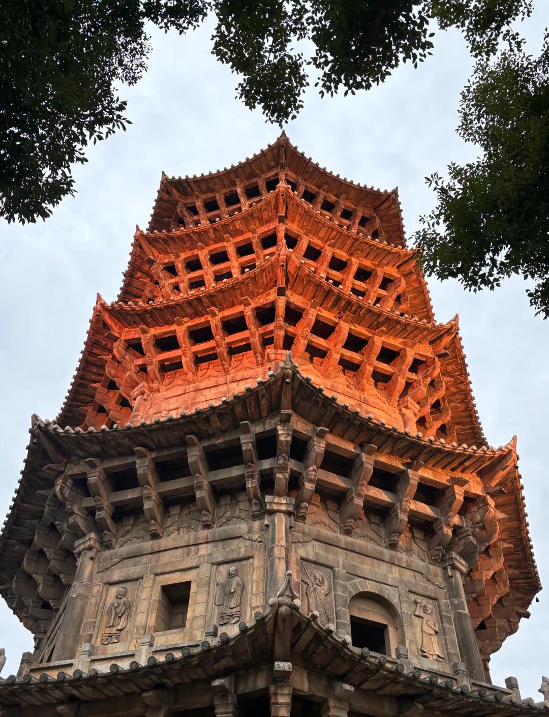 Step into traditional Minnan culture and temple life at Kaiyuan Temple’s historic street. 