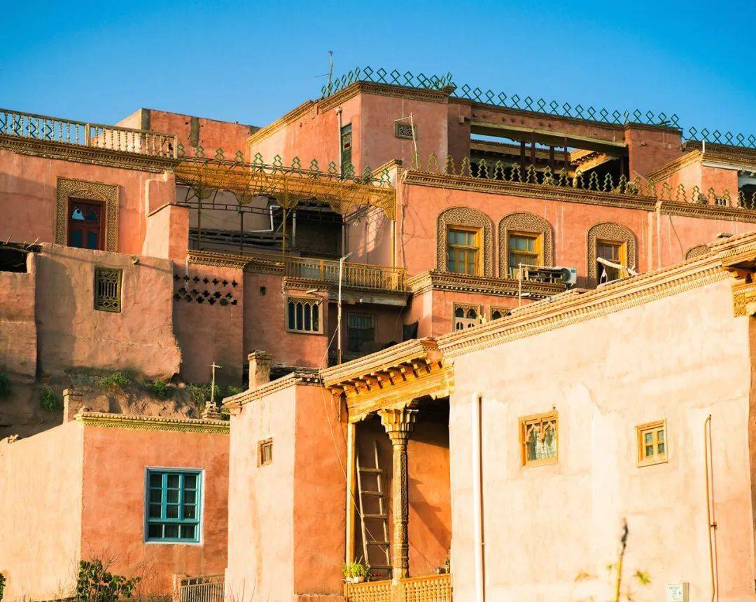 Stay overnight on the legendary Pamir Plateau and visit a Tajik family at the foot of the Kunlun Mountains. 