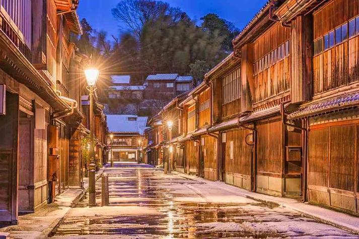 Enjoy Edo-period geisha town vibes and explore one of Japan’s top three gardens.