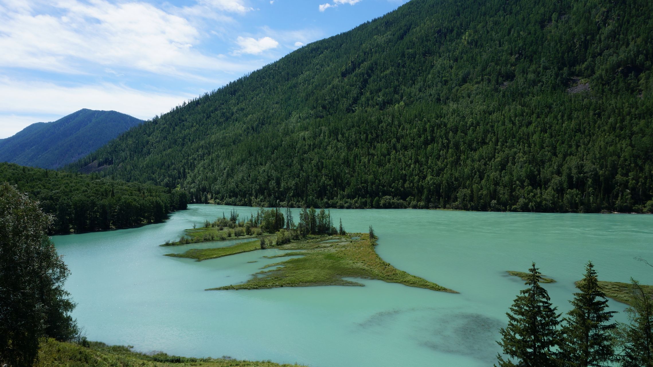 Marvel at Kanas’ Wolong Bay, Moon Bay, and Fish Viewing Pavilion, then stay in Hemu Village’s pinewood cabins under a starlit sky. 