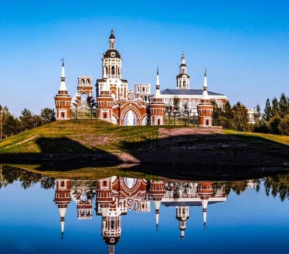 Stay overnight in a fairytale-like Russian manor with authentic architecture and vodka culture.
