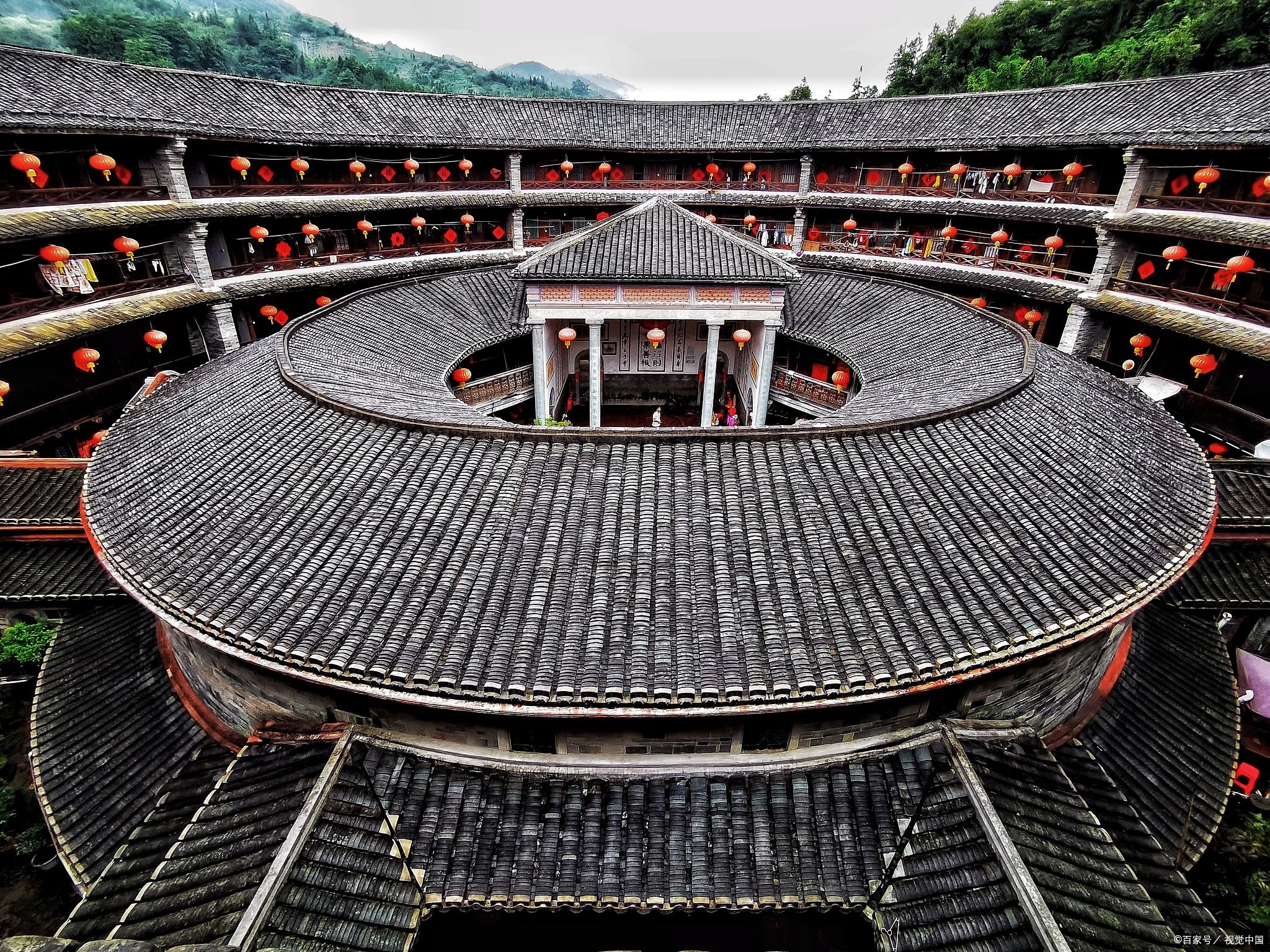 Understand Hakka roots through exhibitions and ancient fortress remains. 
