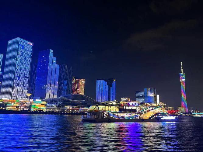 Enjoy a luxury cruise under Guangzhou’s night lights. 