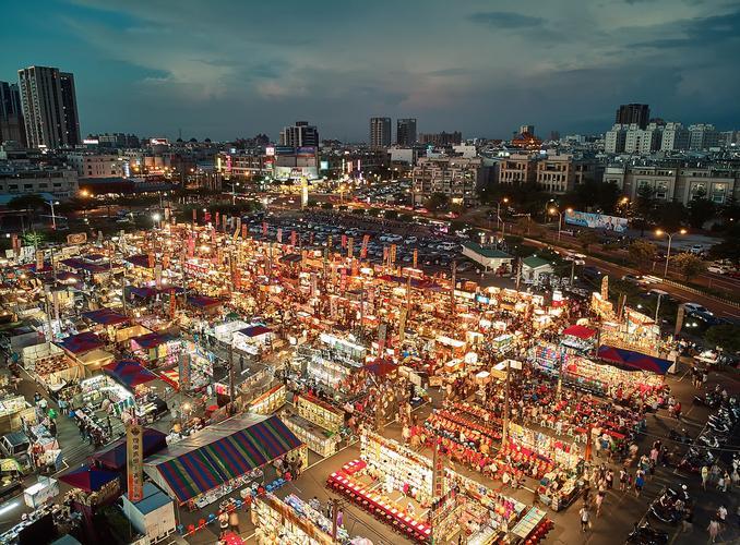 Shop and eat your way through Taichung Night Market.