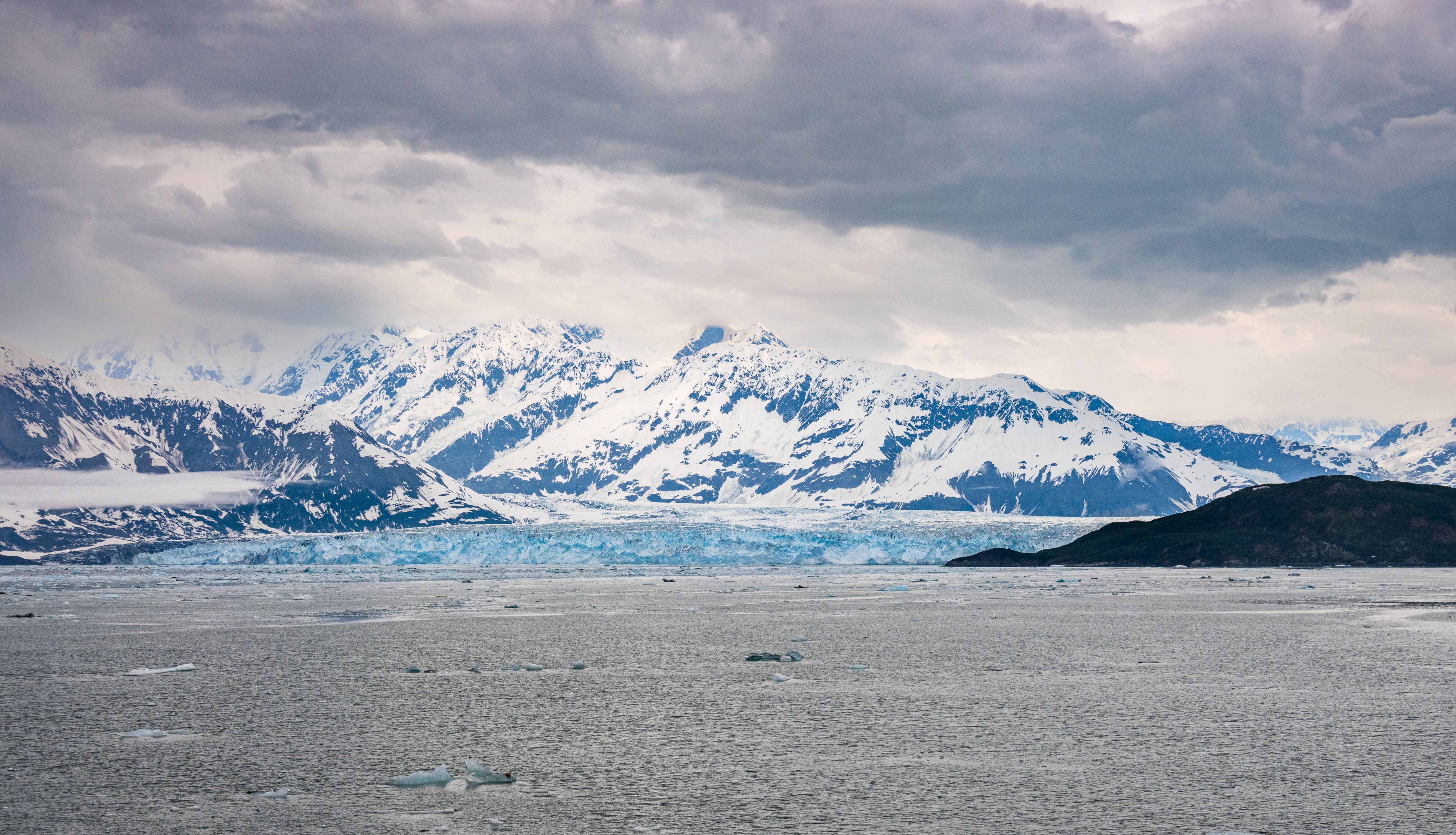 Glacier Bay National Park: Features exclusive-time cruising, allowing you to enjoy close-up views of the stunning natural ice sculpture landscapes in southern Alaska.