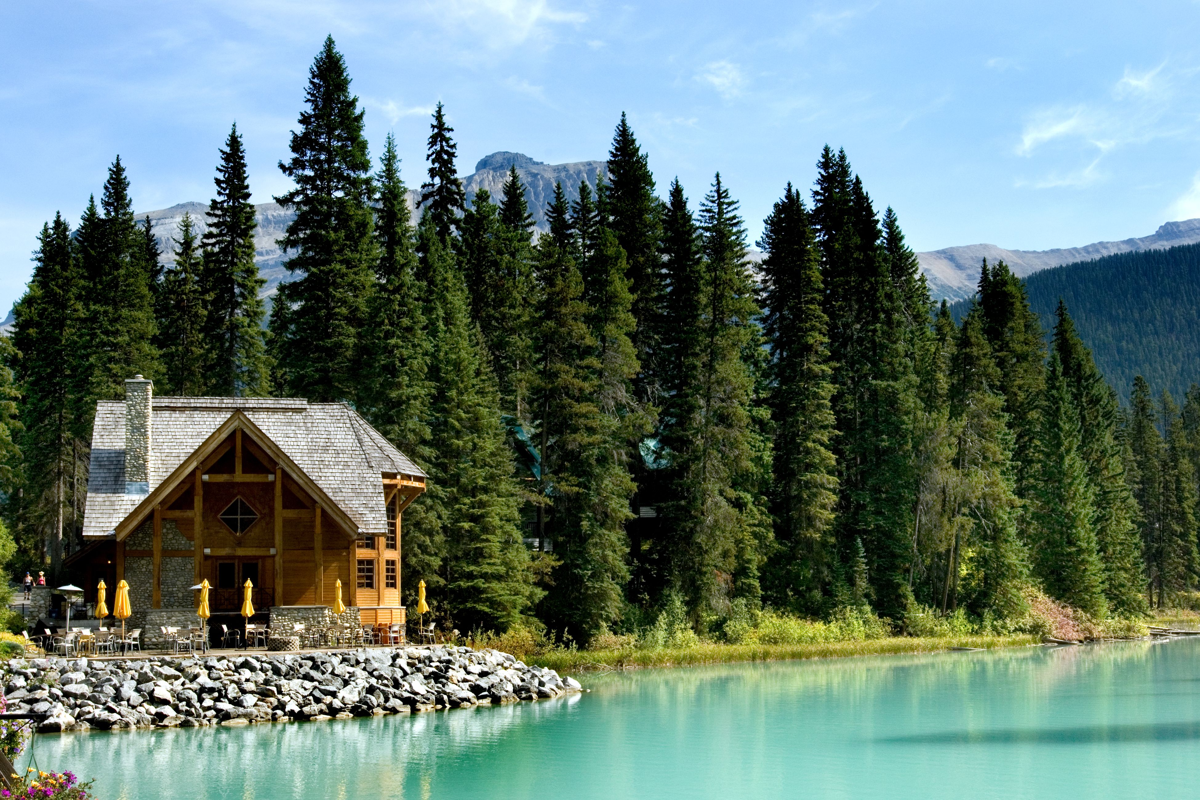 Yoho National Park: Allows you to enjoy the Natural Bridge (a geological wonder) and the jade-like Emerald Lake.