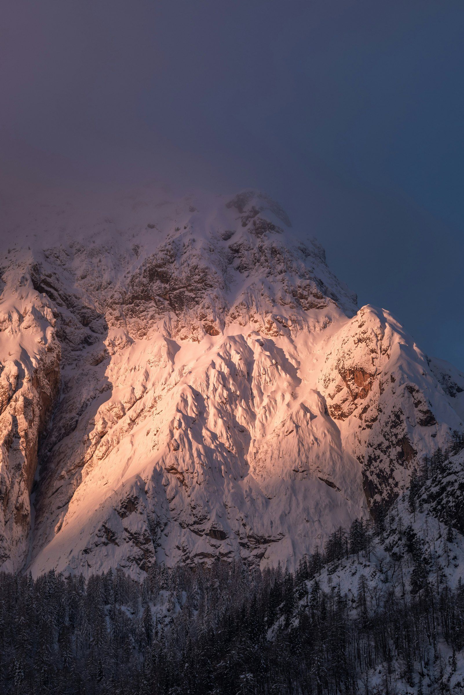 Berggipfel im Alpenglühen