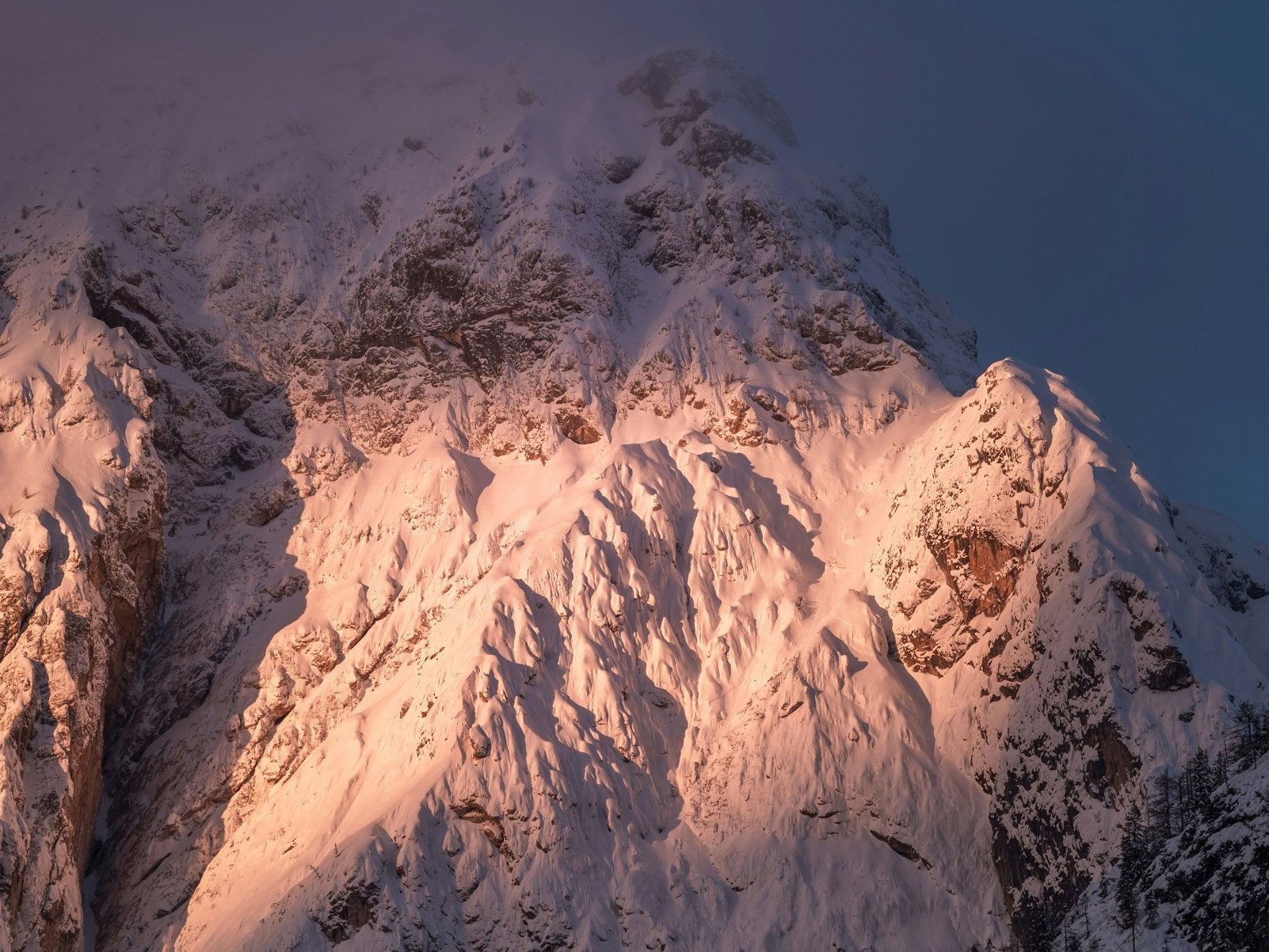 Berggipfel im Alpenglühen