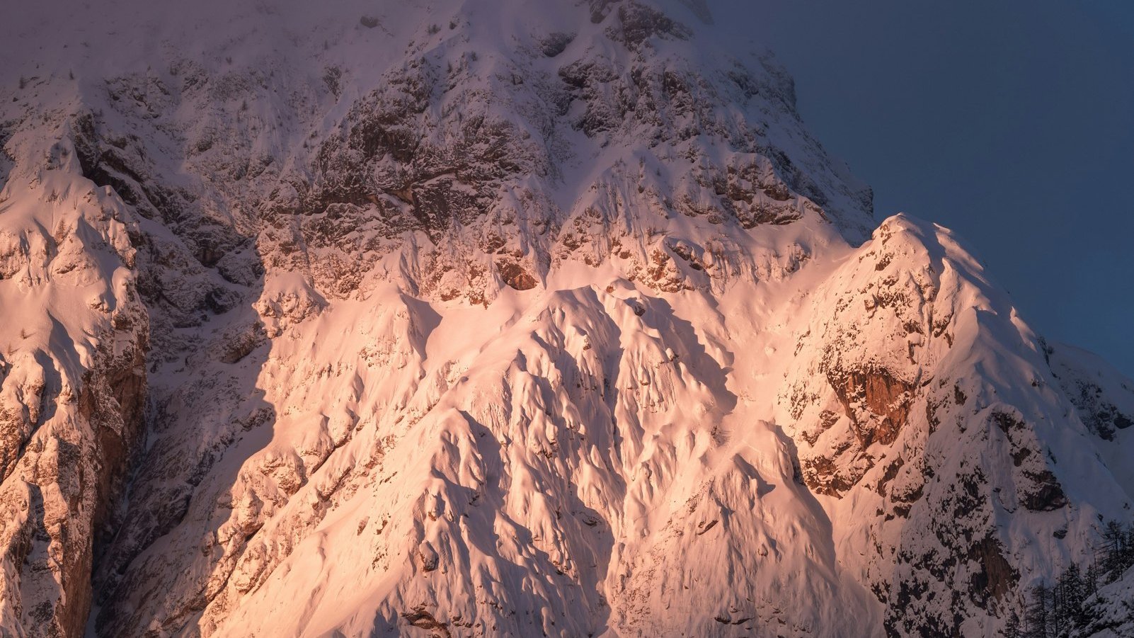 Berggipfel im Alpenglühen