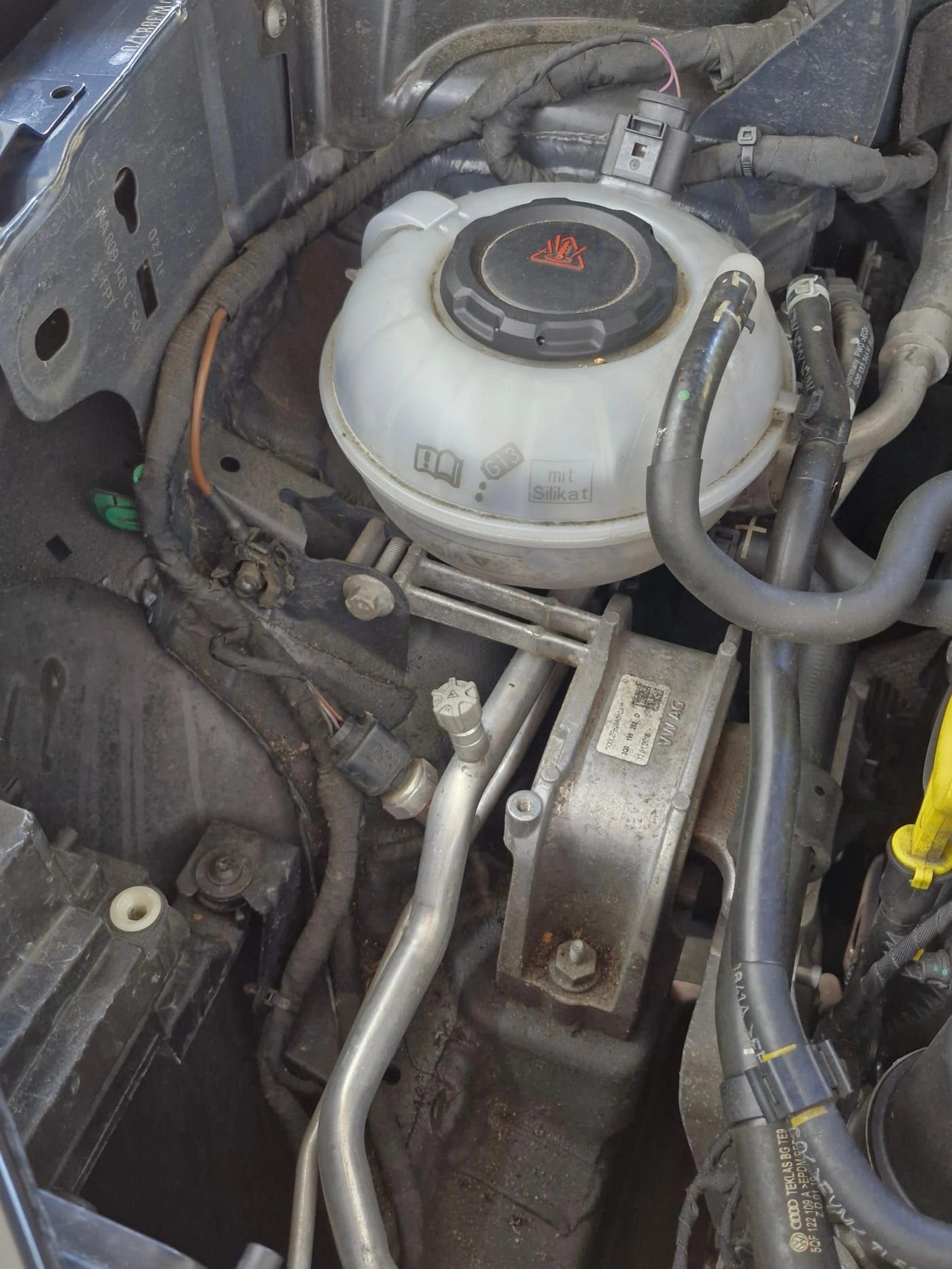 Motorraum-Detail – vor der Aufbereitung