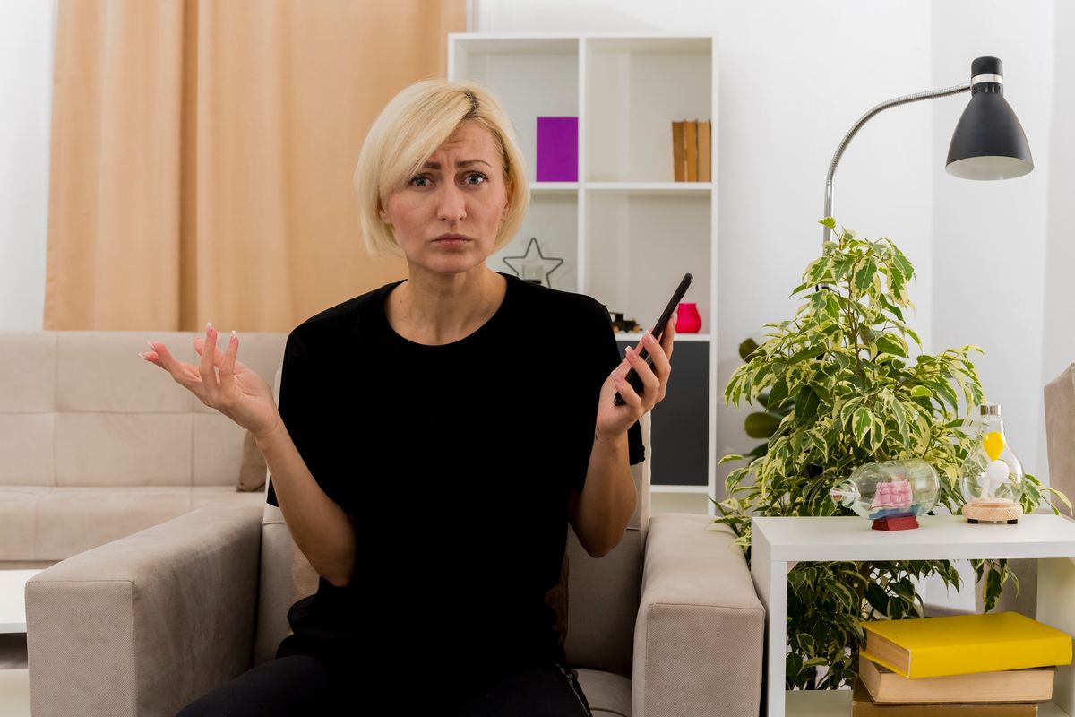 Téléviseur affichant un cercle de chargement, illustration du buffering IPTV