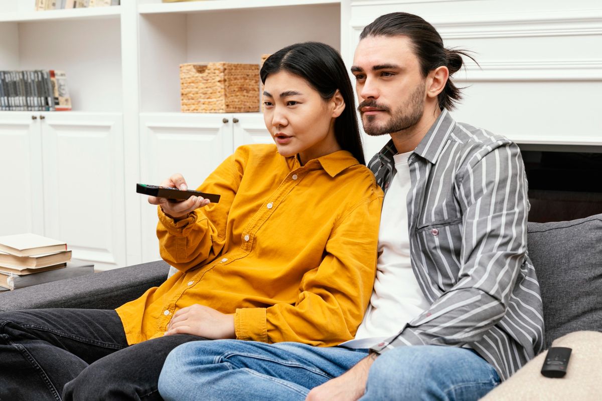Bouclier de sécurité numérique superposé à un téléviseur connecté
