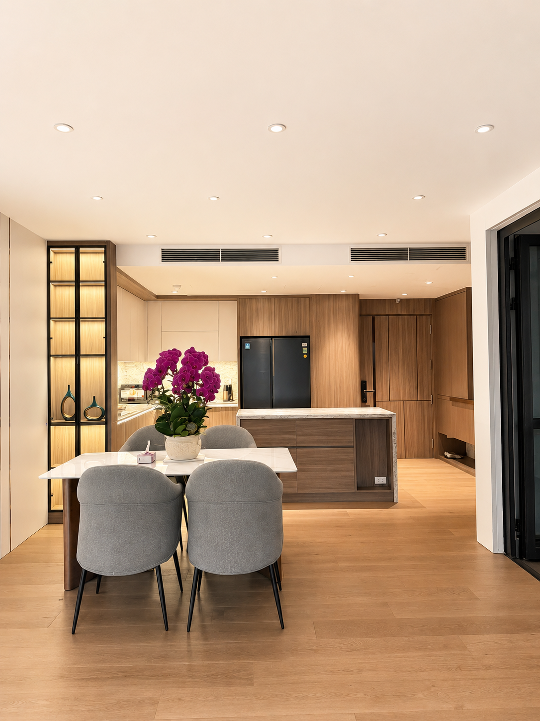 Thiết kế bếp với đảo bếp, mặt thao tác và hệ tủ phục vụ nấu ăn hằng ngày
