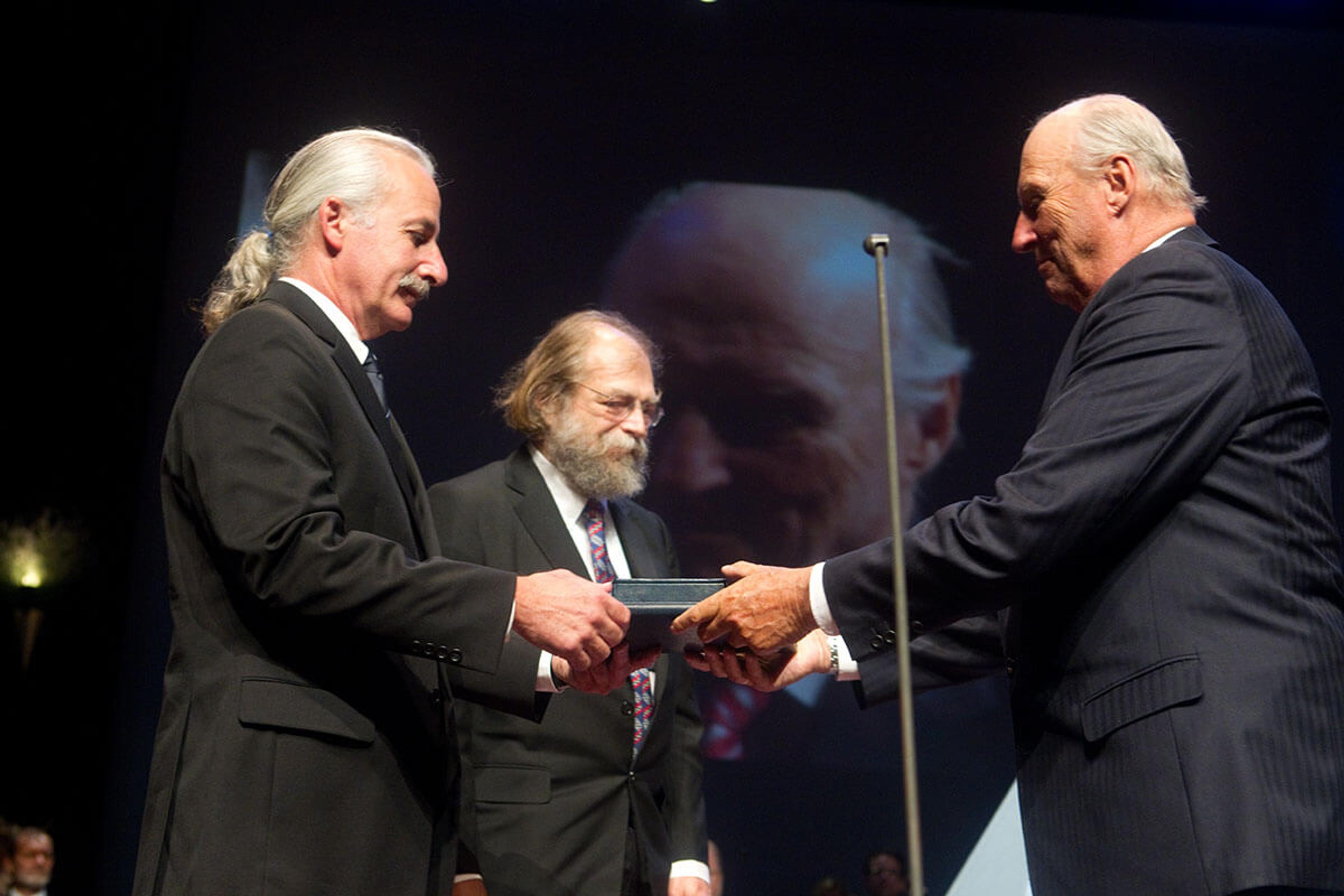 His Royal Highness King Harald of Norway presents the Kavli Prize in Nanoscience.