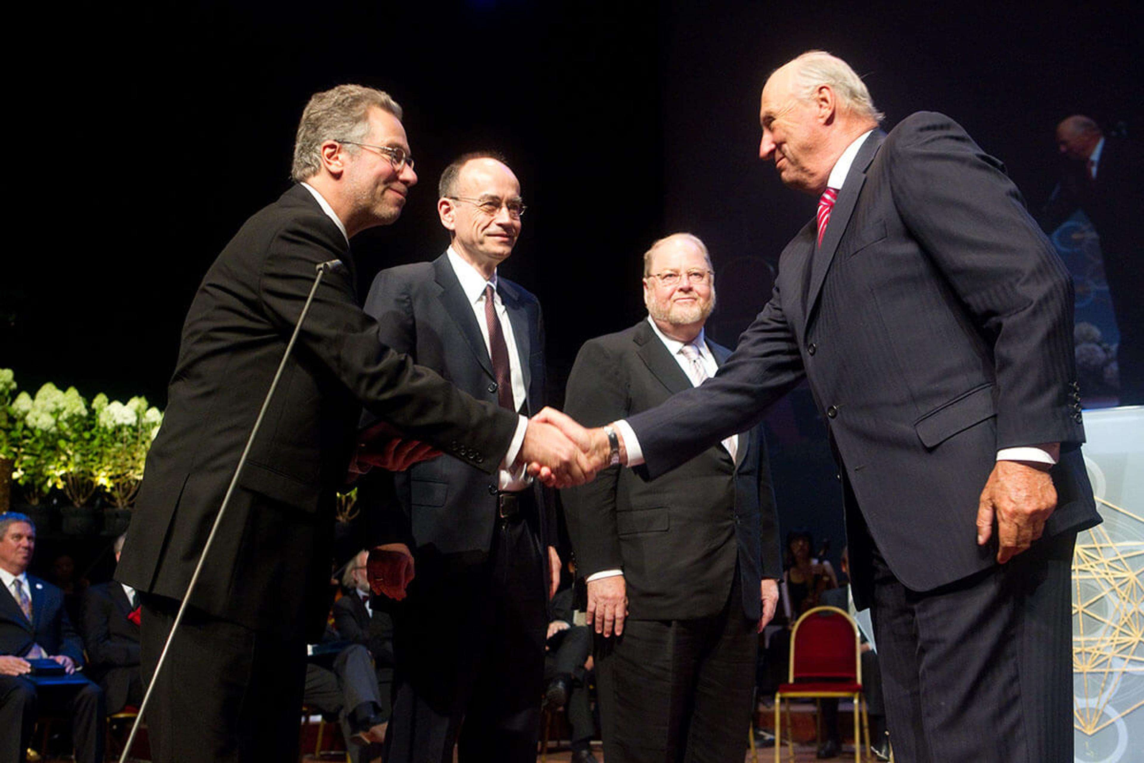 His Majesty King Harald of Norway presents the Kavli Prize in Neuroscience. Left to right: Richard Scheller, Thomas Südhof, James Rothman, HRH King Harald