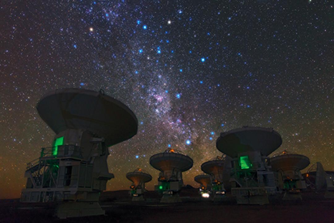 a photo of the alma observatory at night