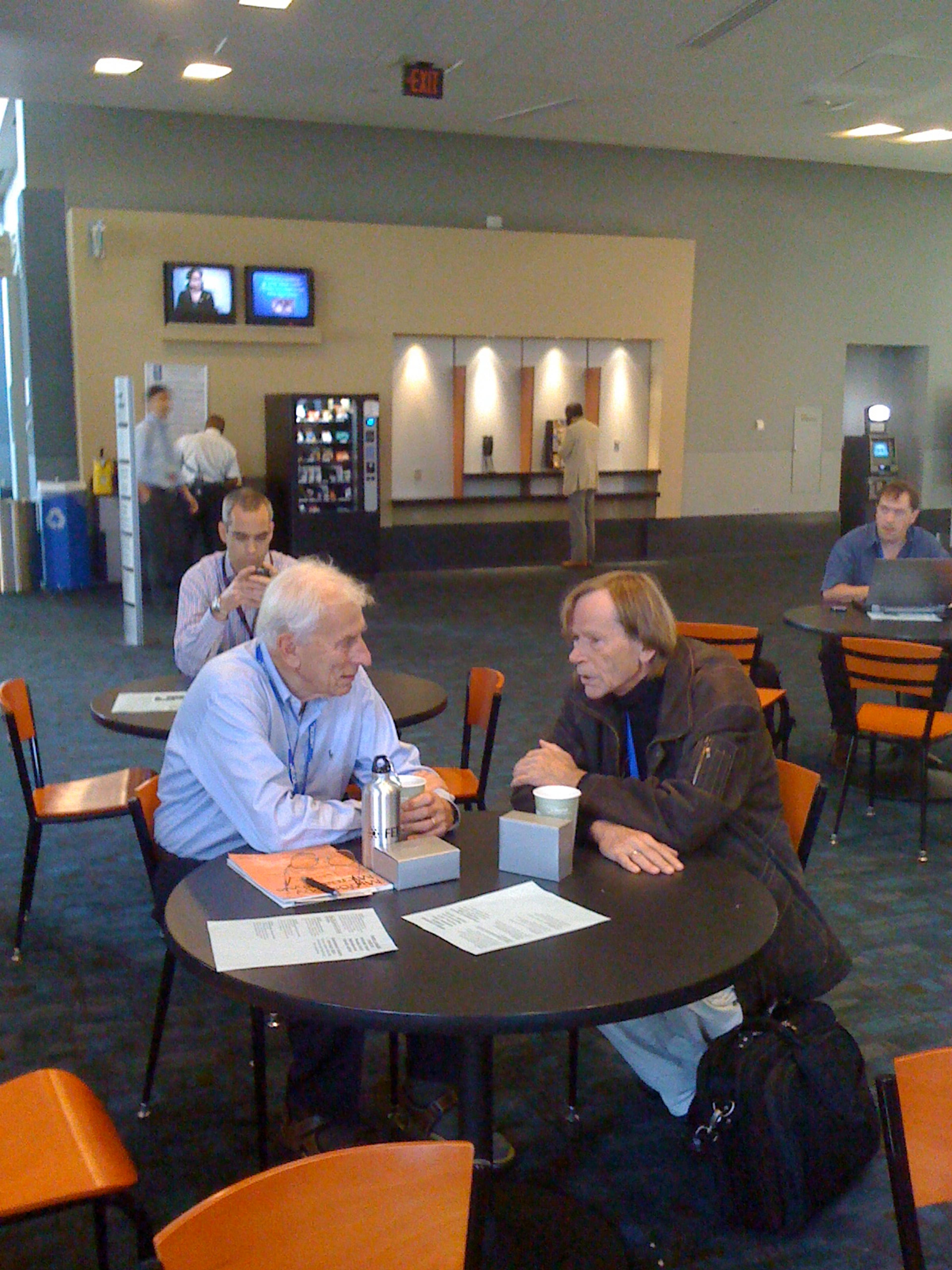 Harald Rose in discussion with professor Hannes Lichte at the M&M Conference in 2009
