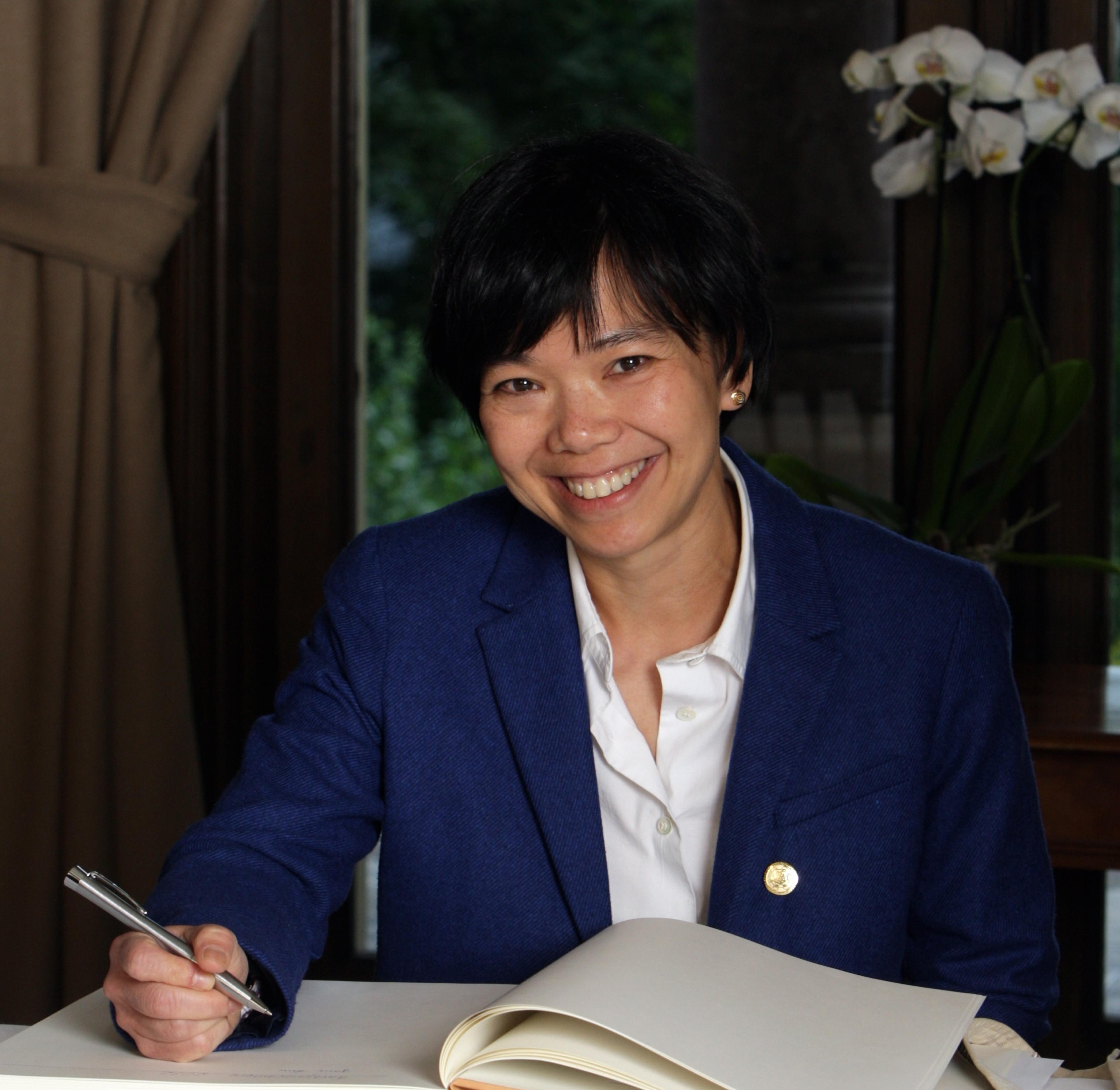 Jane X. Luu signing the guest book at the Norwegian Academy of Science and Letters during the Kavli Prize week in Oslo