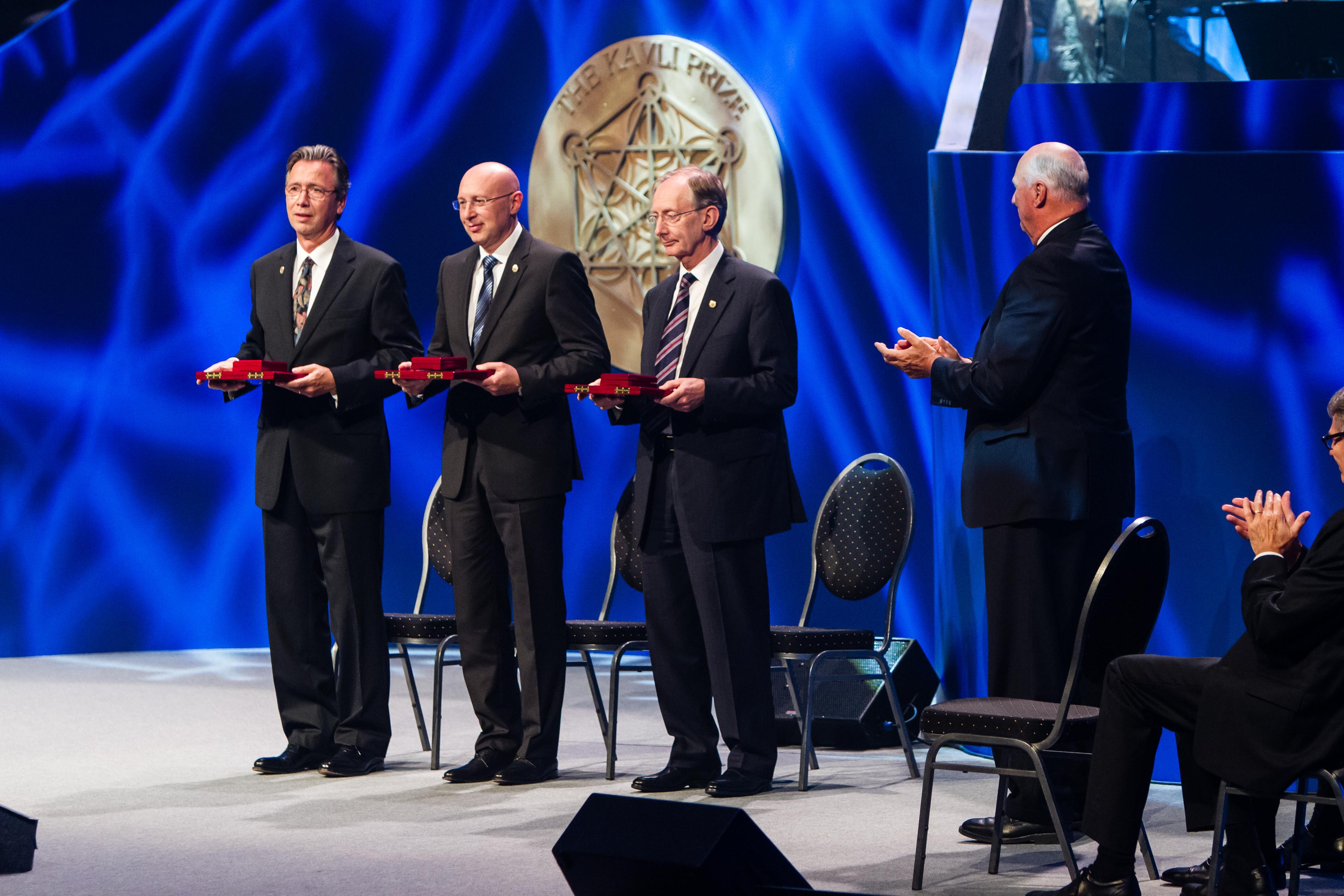 All three 2014 Kavli Prize laureates in nanoscience on stage at the ceremony in Oslo together with His Royal Highness King Harald. 