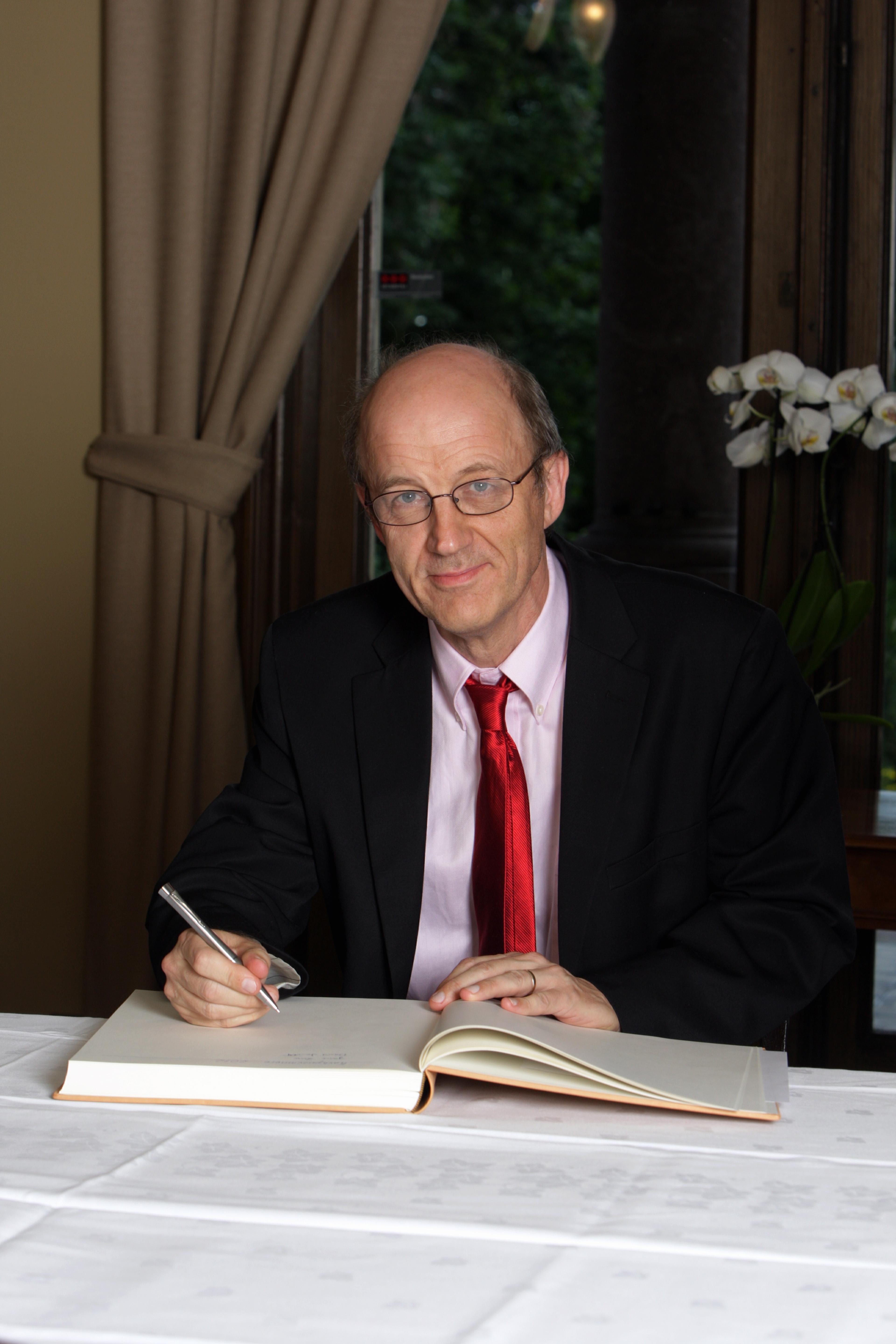 David C. Jewitt signing the guest book at the Norwegian Academy of Science and Letters during the Kavli Prize week in Oslo