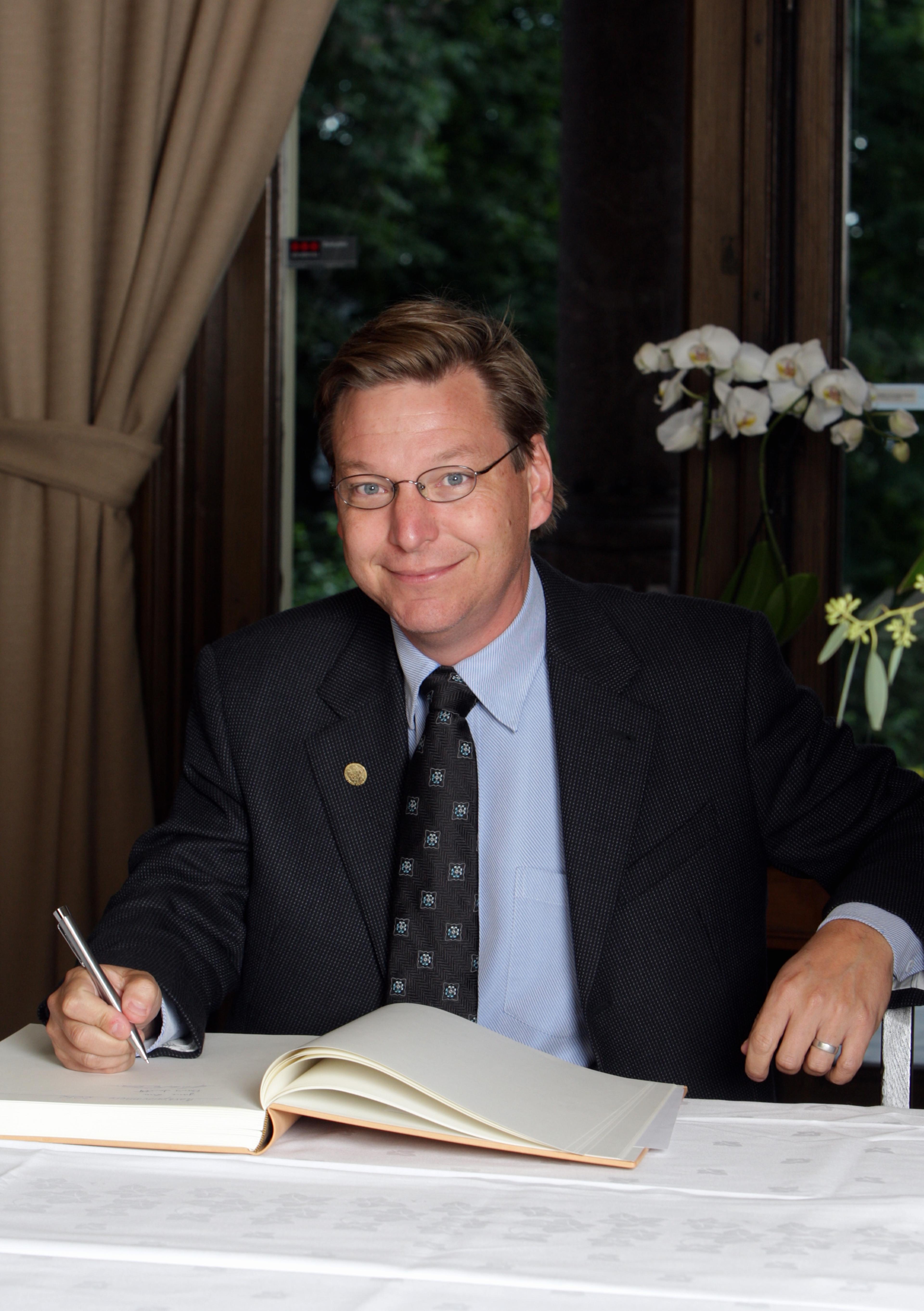 Michael E. Brown signing the guest book at the Norwegian Academy of Science and Letters during the Kavli Prize week in Oslo