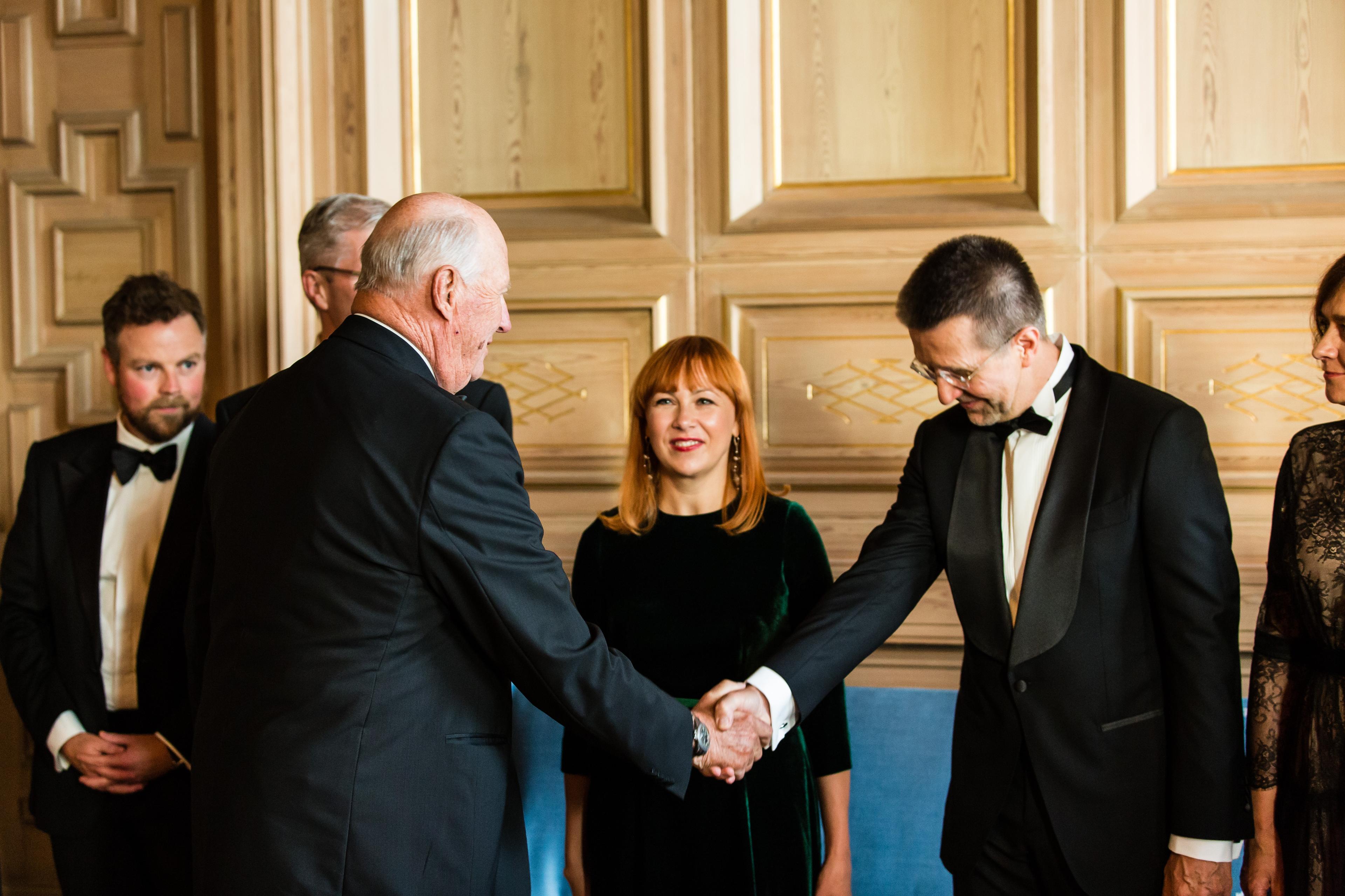 His Royal Highness King Harald meets Kavli Prize laureate Virginijus Šikšnys at the reception prior to the banquette. 