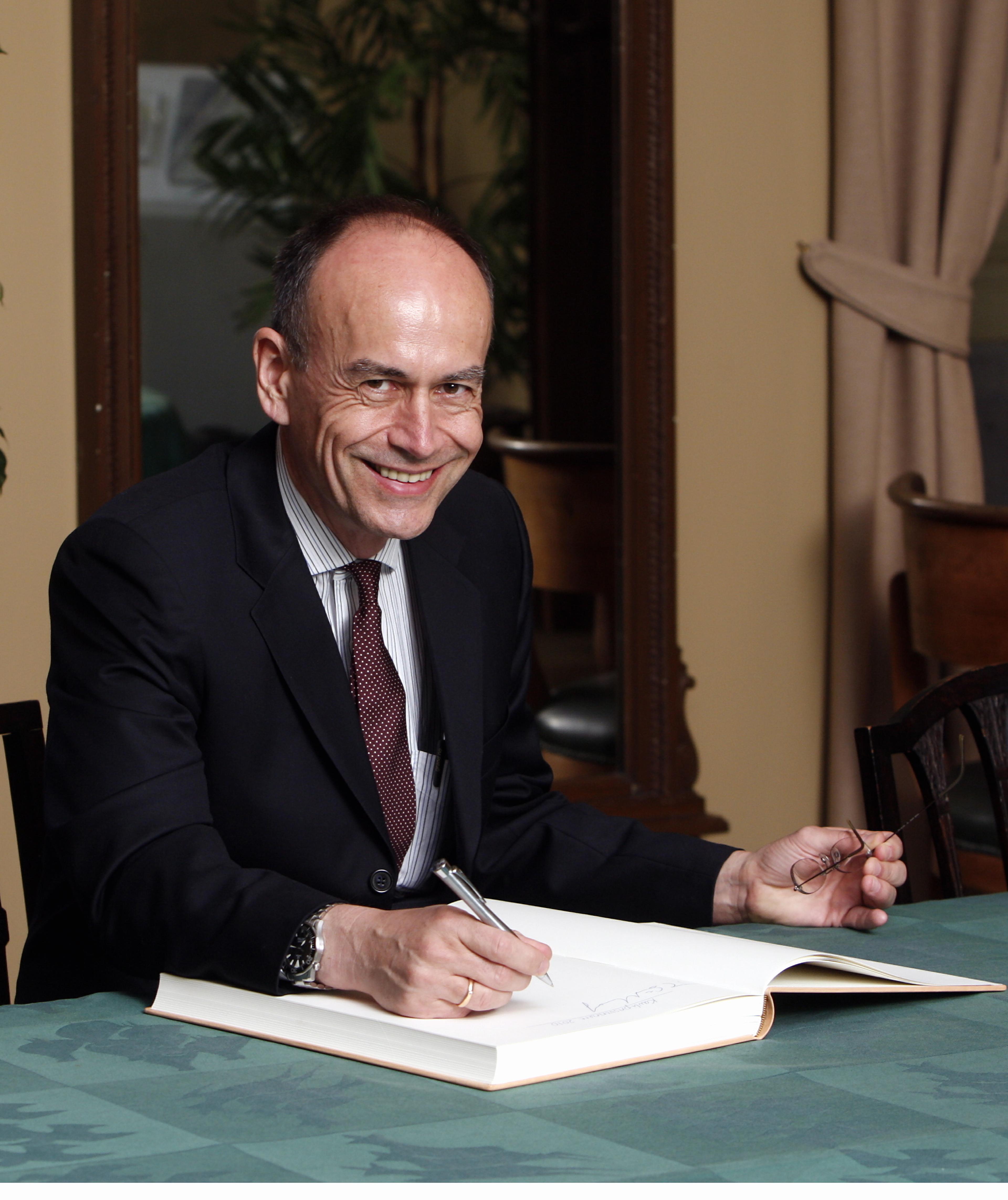 Thomas C. Südhof signing the guest book