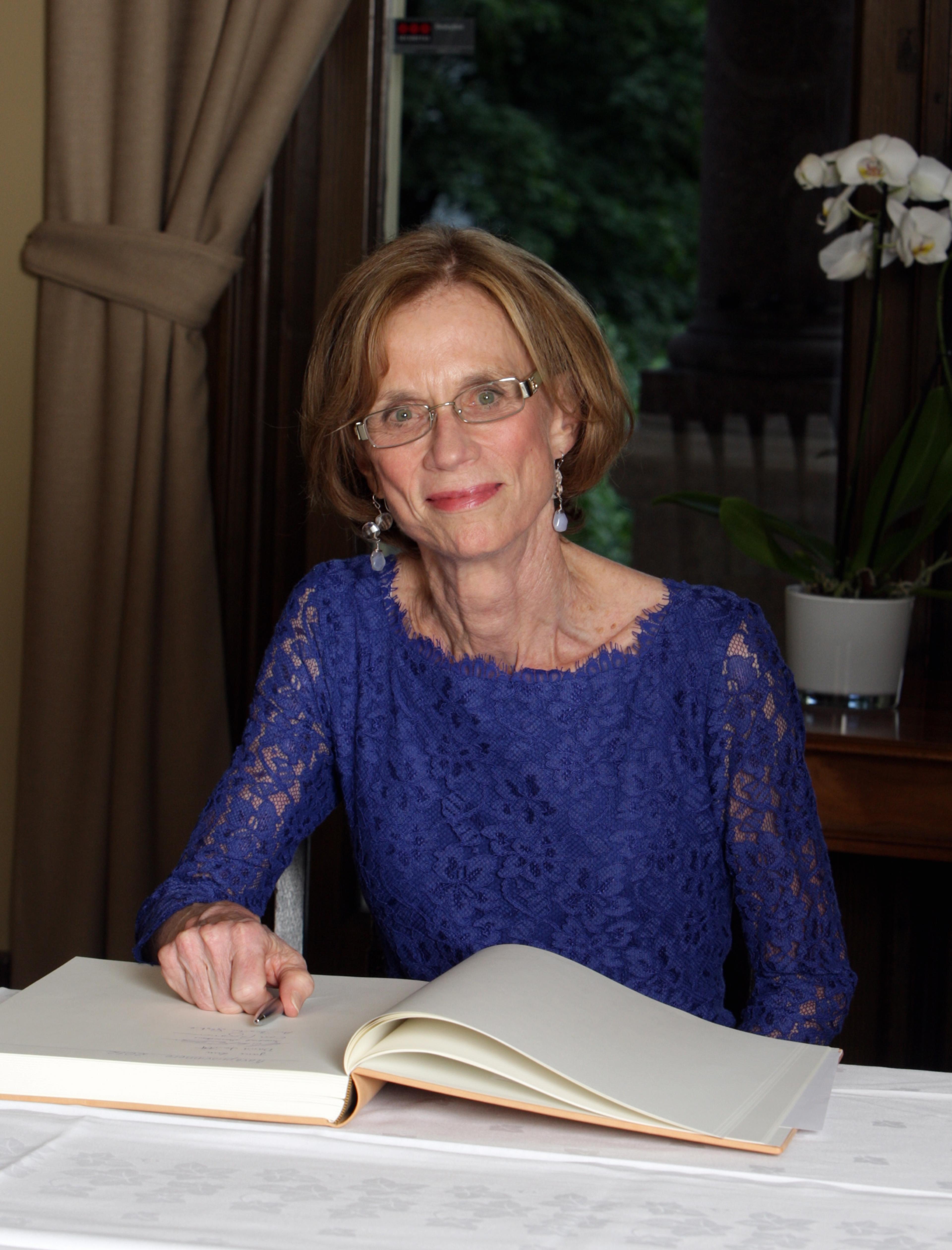 Ann Martin Graybiel signing the guest book at the Norwegian Academy of Science and Letters during the Kavli Prize week in Oslo