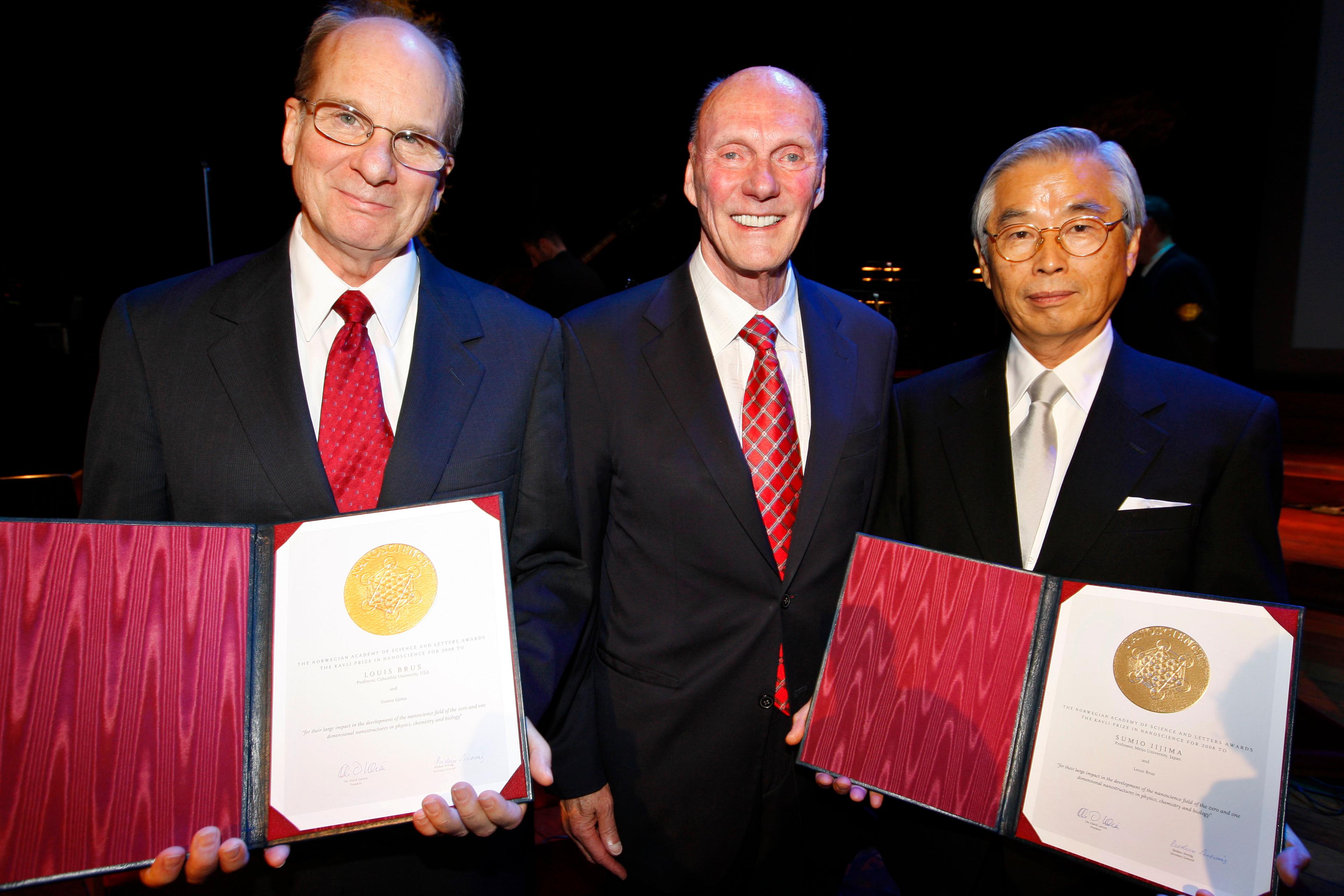 The 2008 Kavli Prize nanoscience laureates Louis E. Brus (left) and Sumio Iljima (right) together with Fred Kavli (middle)