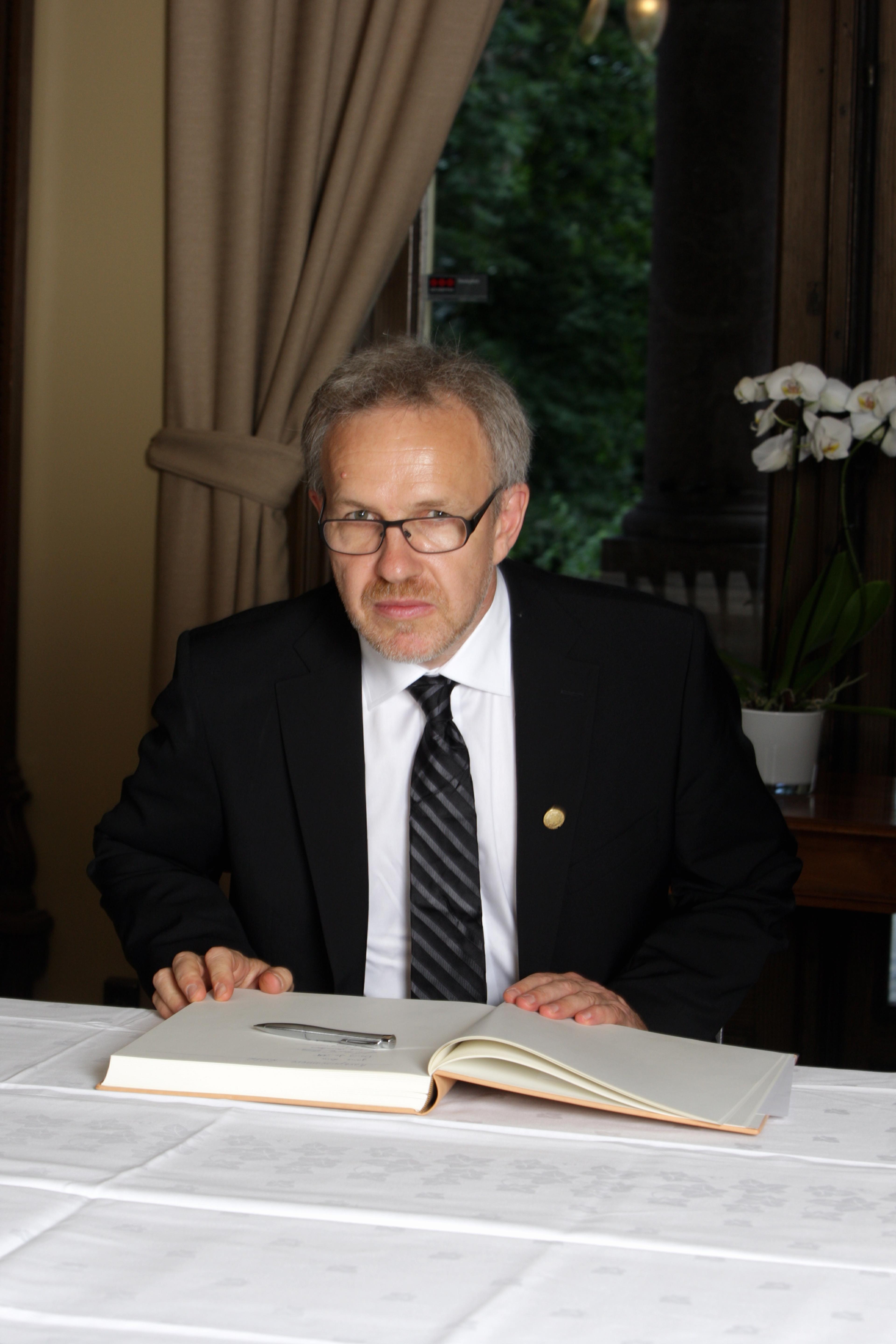 Winfried Denk signing the guest book at the Norwegian Academy of Science and Letters during the Kavli Prize week in Oslo