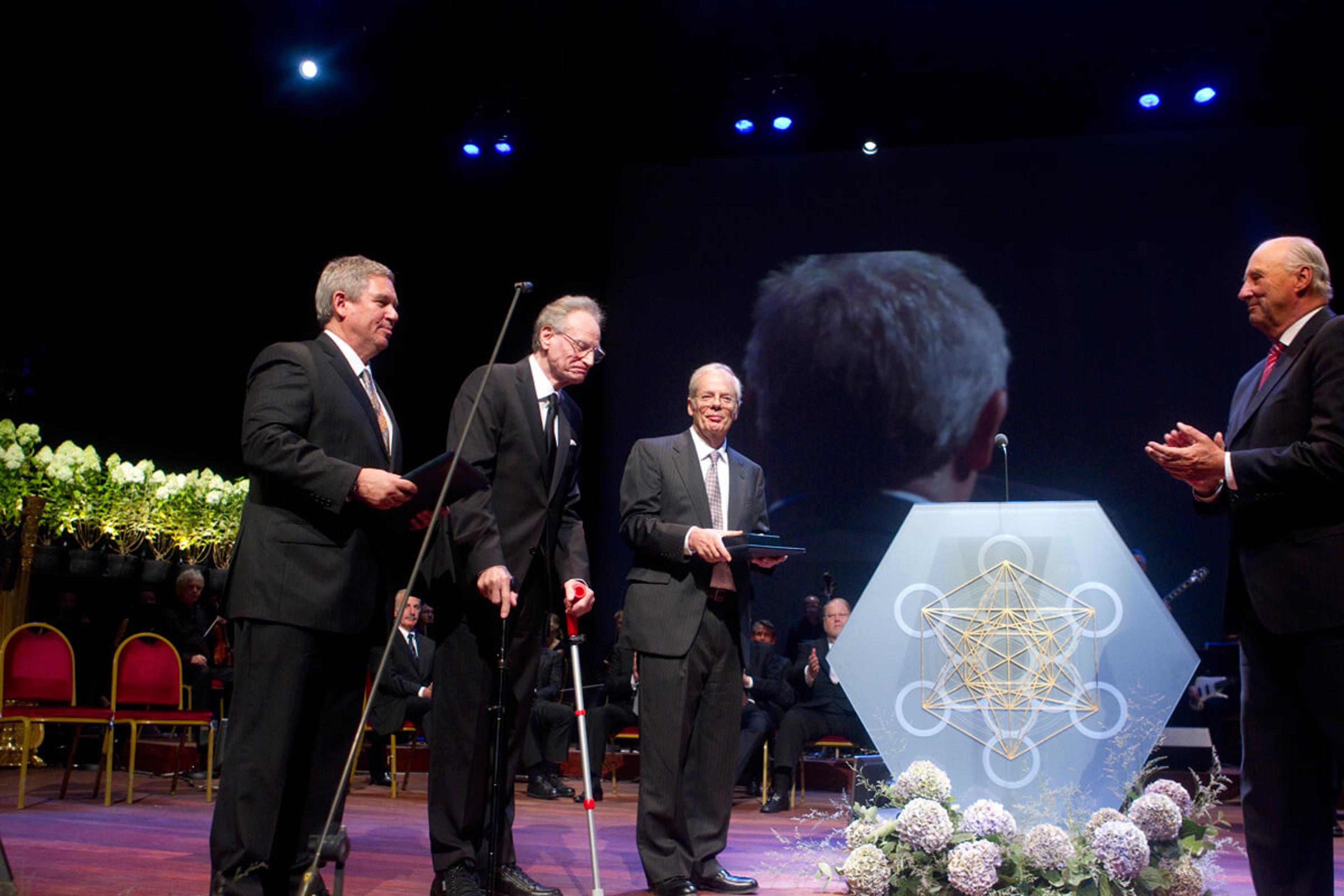 His Majesty King Harald of Norway presents the Kavli Prize in Astrophysics. 