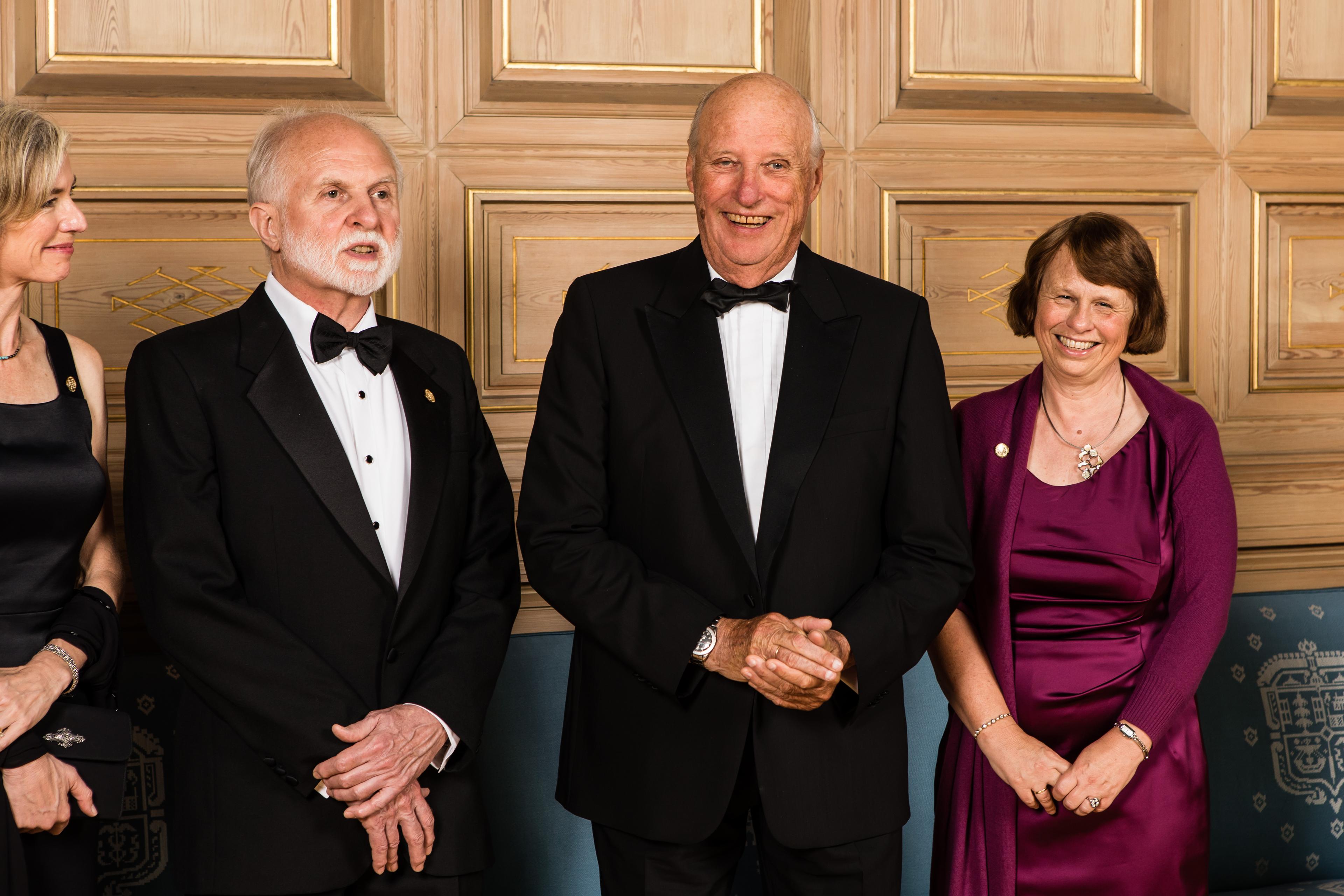 At the reception before the banquette in Oslo, from left: Jennifer A. Doudna (nanoscience), A. James Hudspeth (neuroscience) His Royal Highness King Harald and Ewine van Dishoeck (astrophysics)