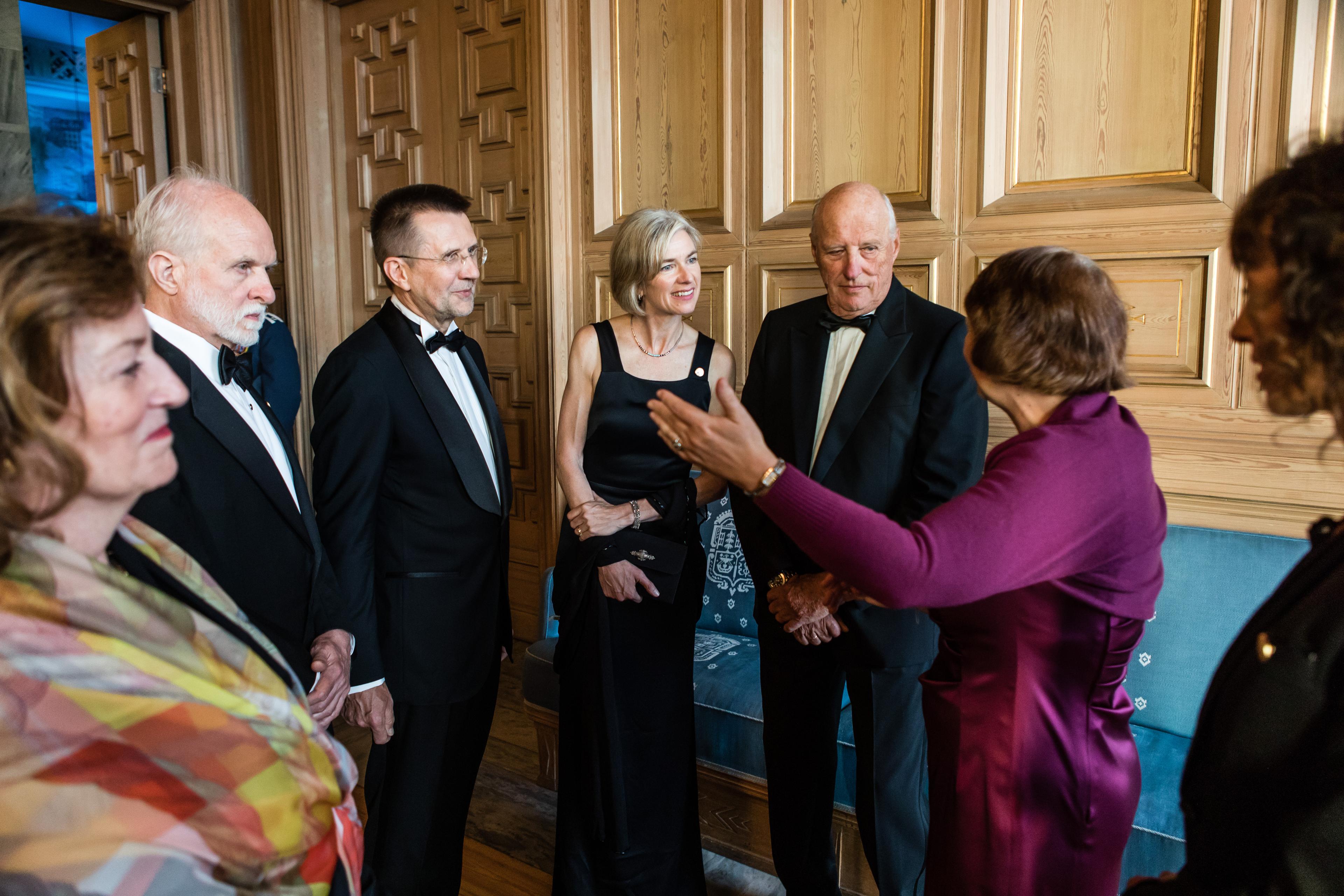 2018 Kavli Prize laureates talking with HRH King Harald at the reception