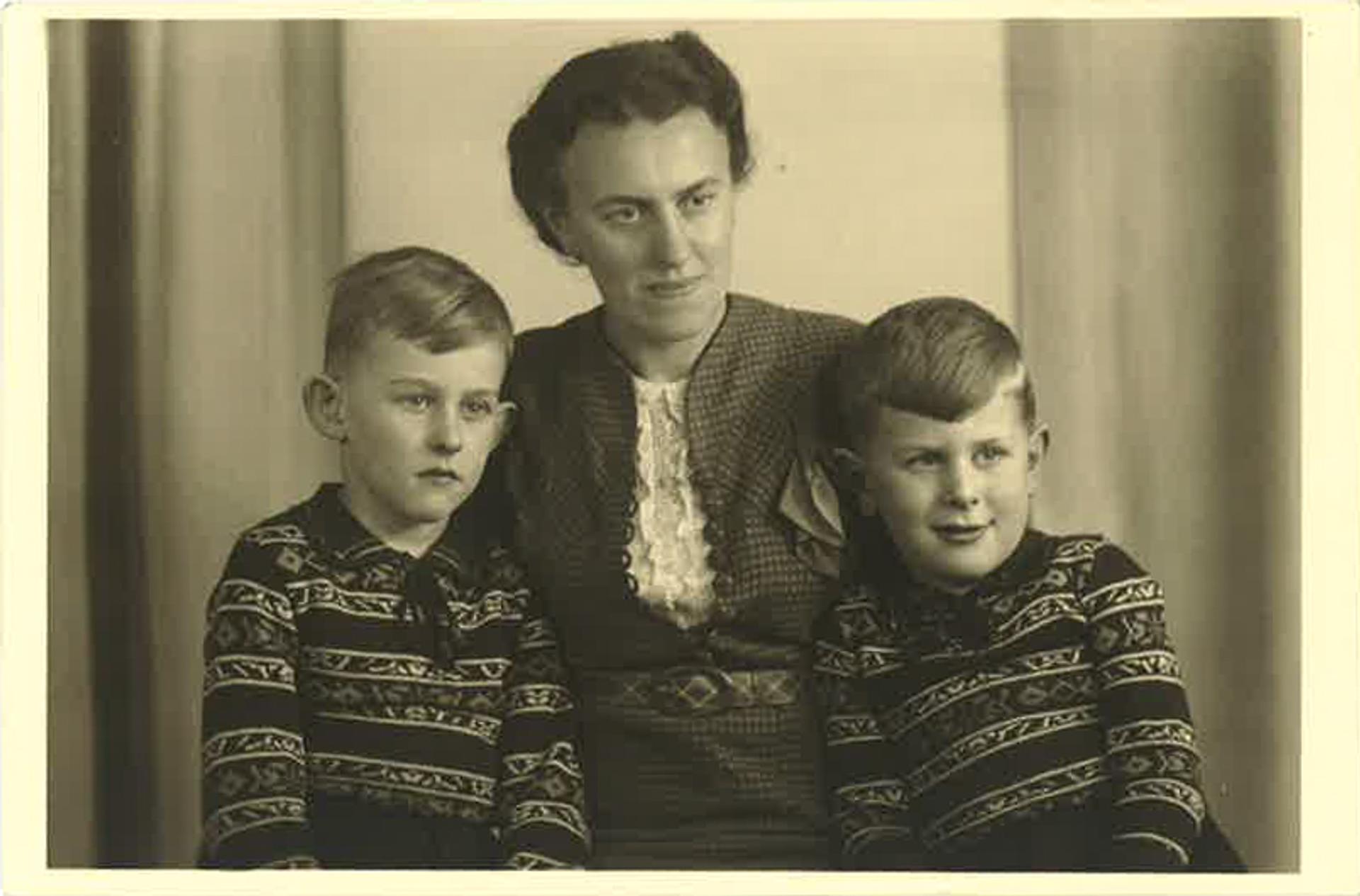 Harald Rose at age 5 (to the right) with his mother Anna-Luise and his two year older brother