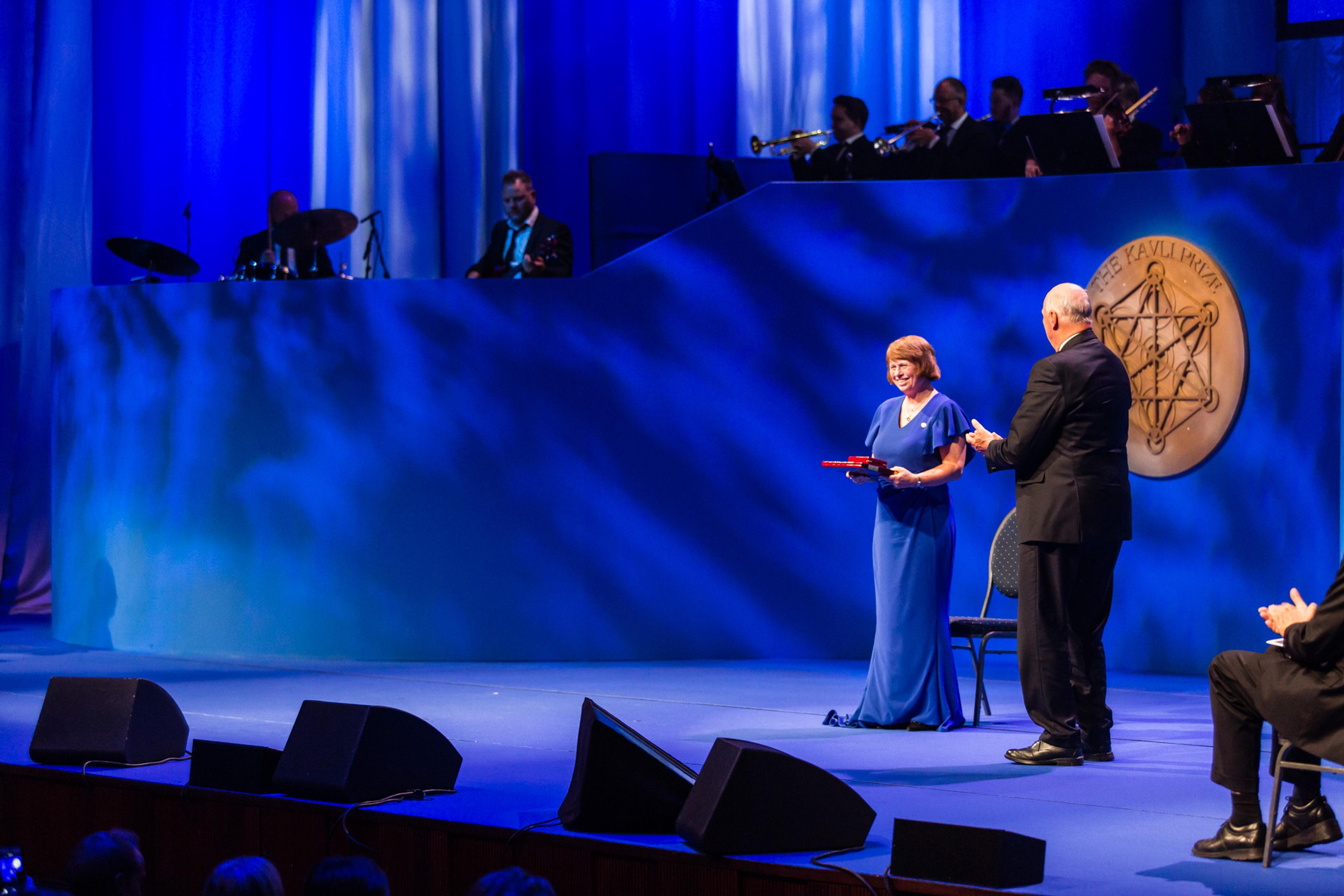 Ewine van Dishoeck on stage at the ceremony in Oslo together with His Royal Highness King Harald