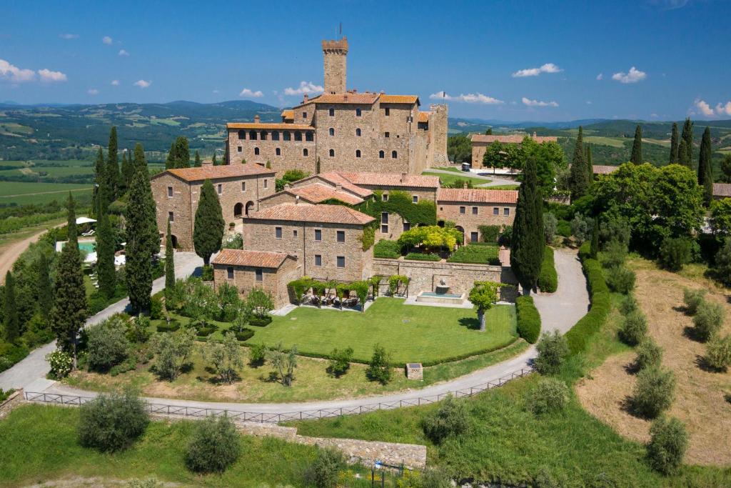 Castello Banfi - Il Borgo, et restaurert middelaldersk fort omgitt av vinmarker i Montalcino